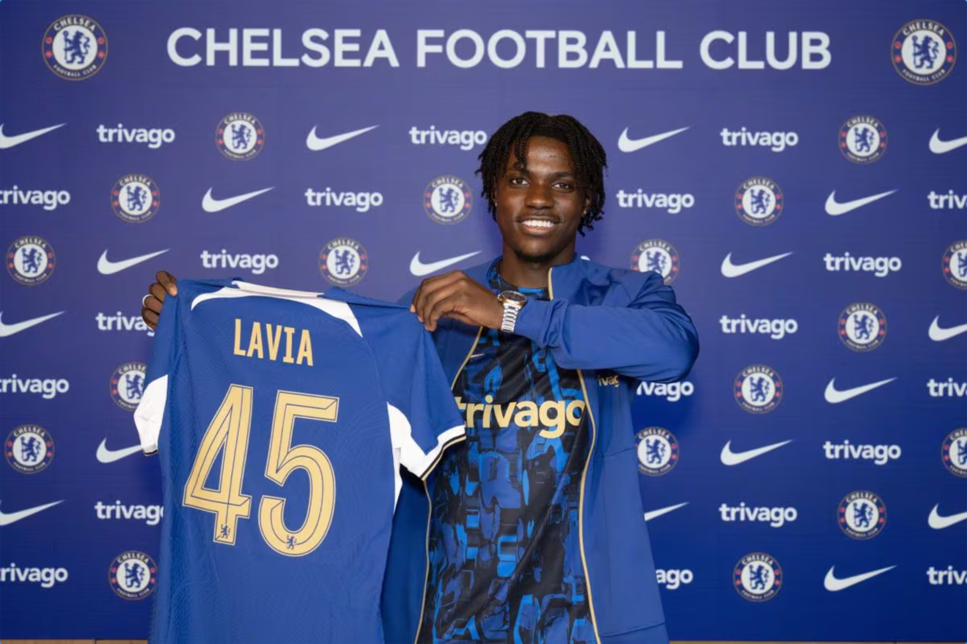 Romeo Lavia posa con la camiseta del Chelsea.