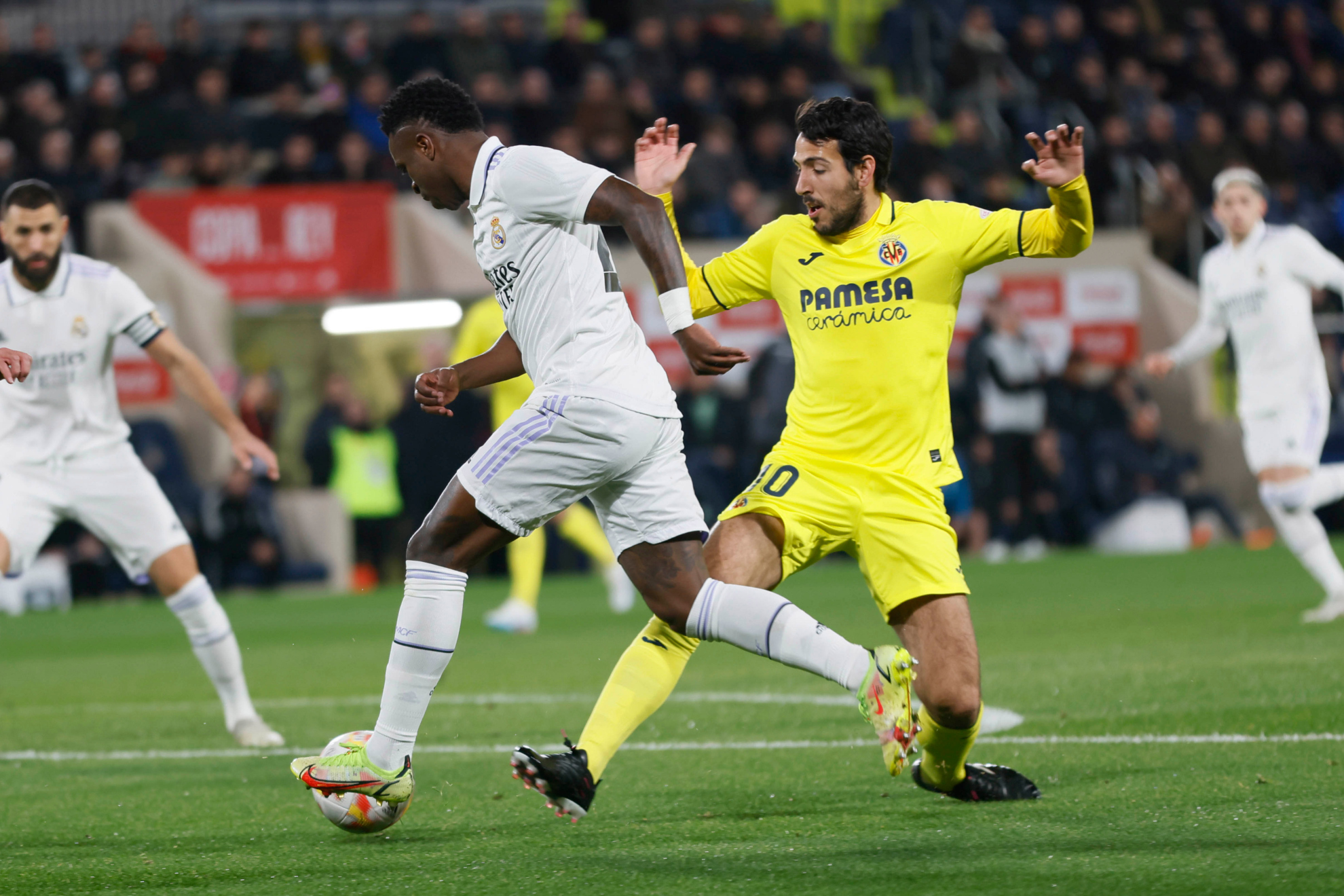 Parejo presiona a Vinicius es un partido entre Villarreal y Real Madrid.