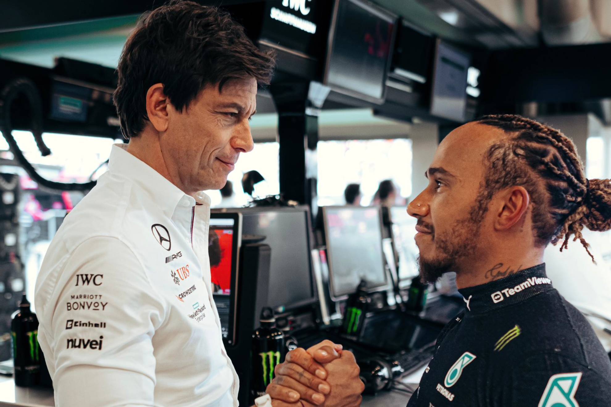 Lewis Hamilton y Toto Wolff, en el box de Mercedes