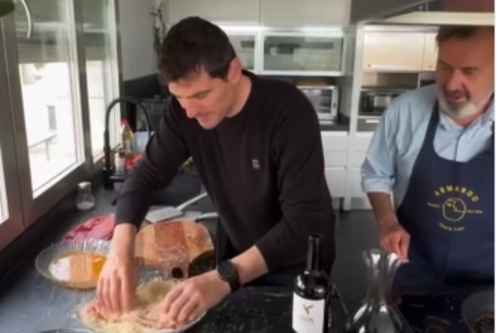 Lecci�n magistral a Iker Casillas en la cocina.
