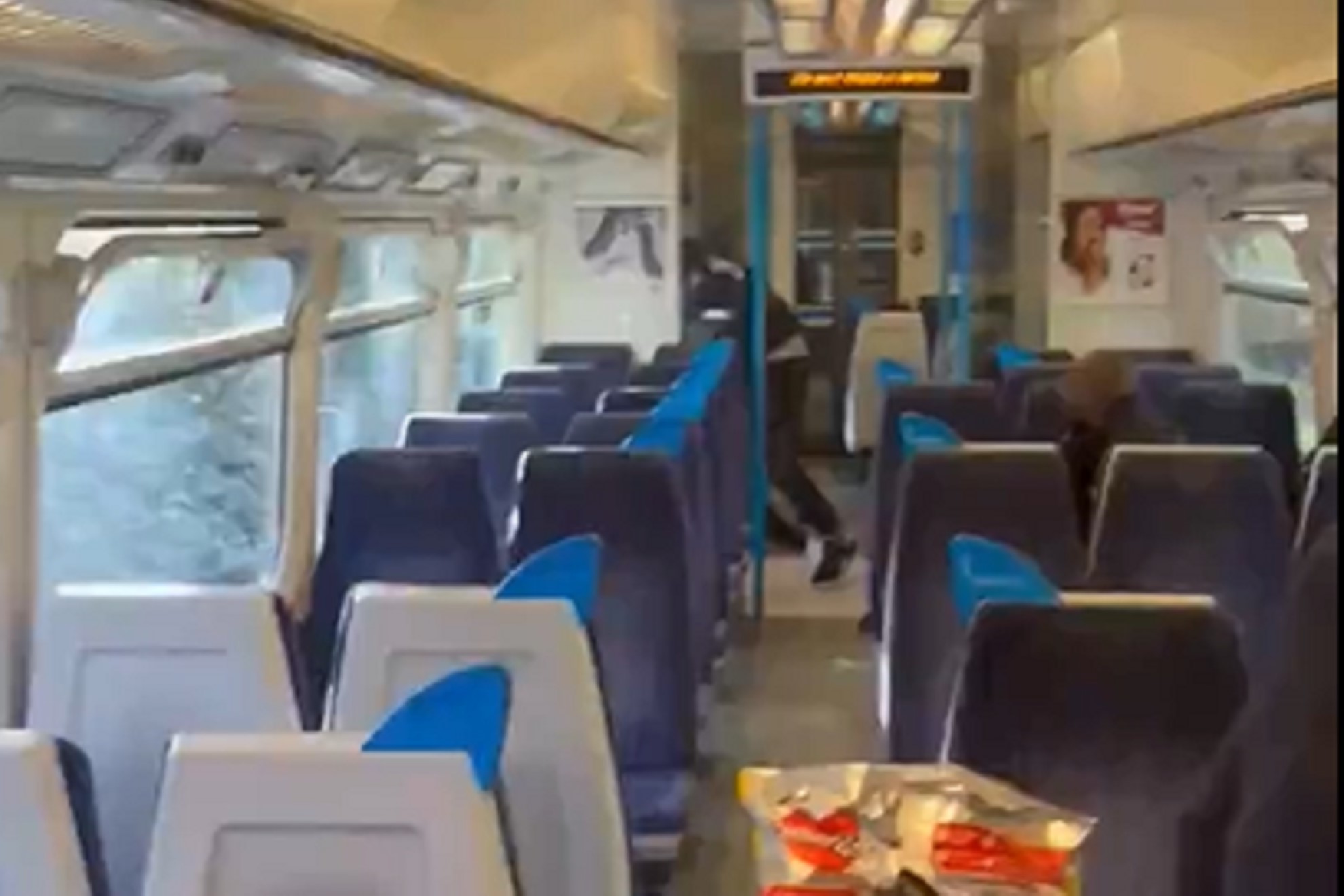Terror en un tren en Londres! Ataque con cuchillo de un encapuchado a los pasajeros