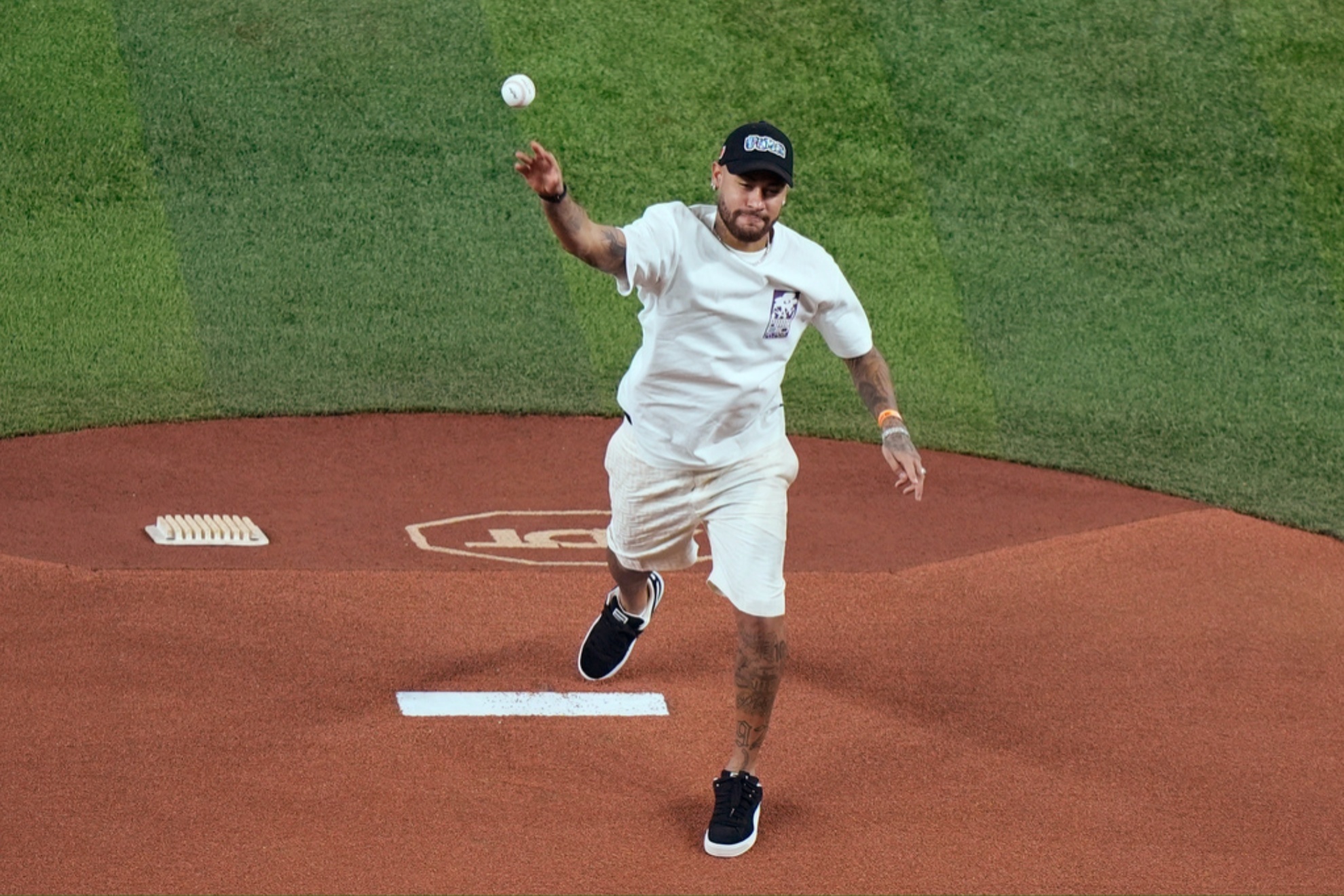 Neymar Jr. threw the first pitch at the Marlins opening game against the Pirates