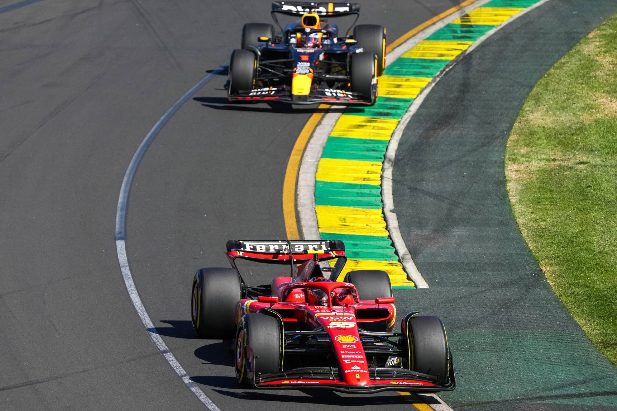 Carlos Sainz, por delante de Max Verstappen en Melbourne