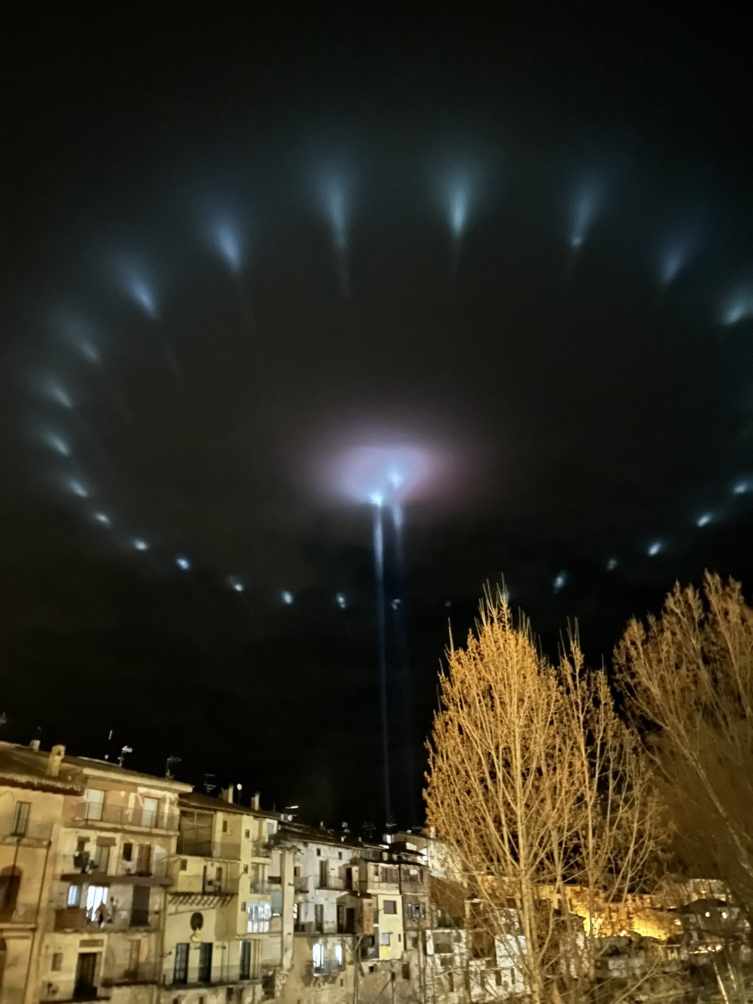 Qu son las extraas luces que se han divisado esta noche en el cielo en Valderrobres?
