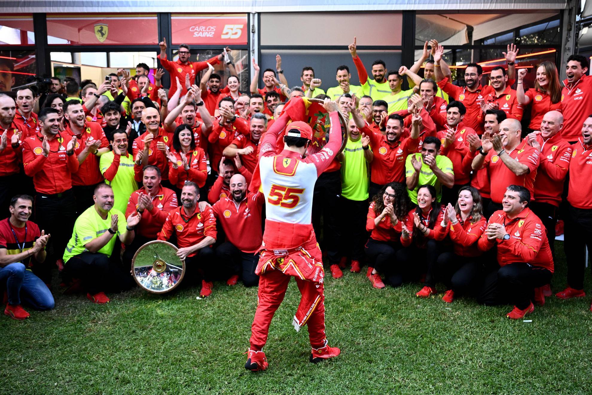 Carlos Sainz celebra la victoria con Ferrari