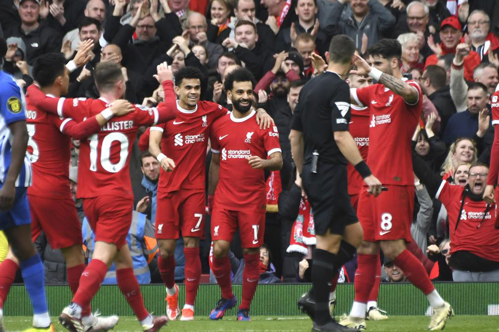 Los jugadores del Liverpool celebran el gol de Salah.