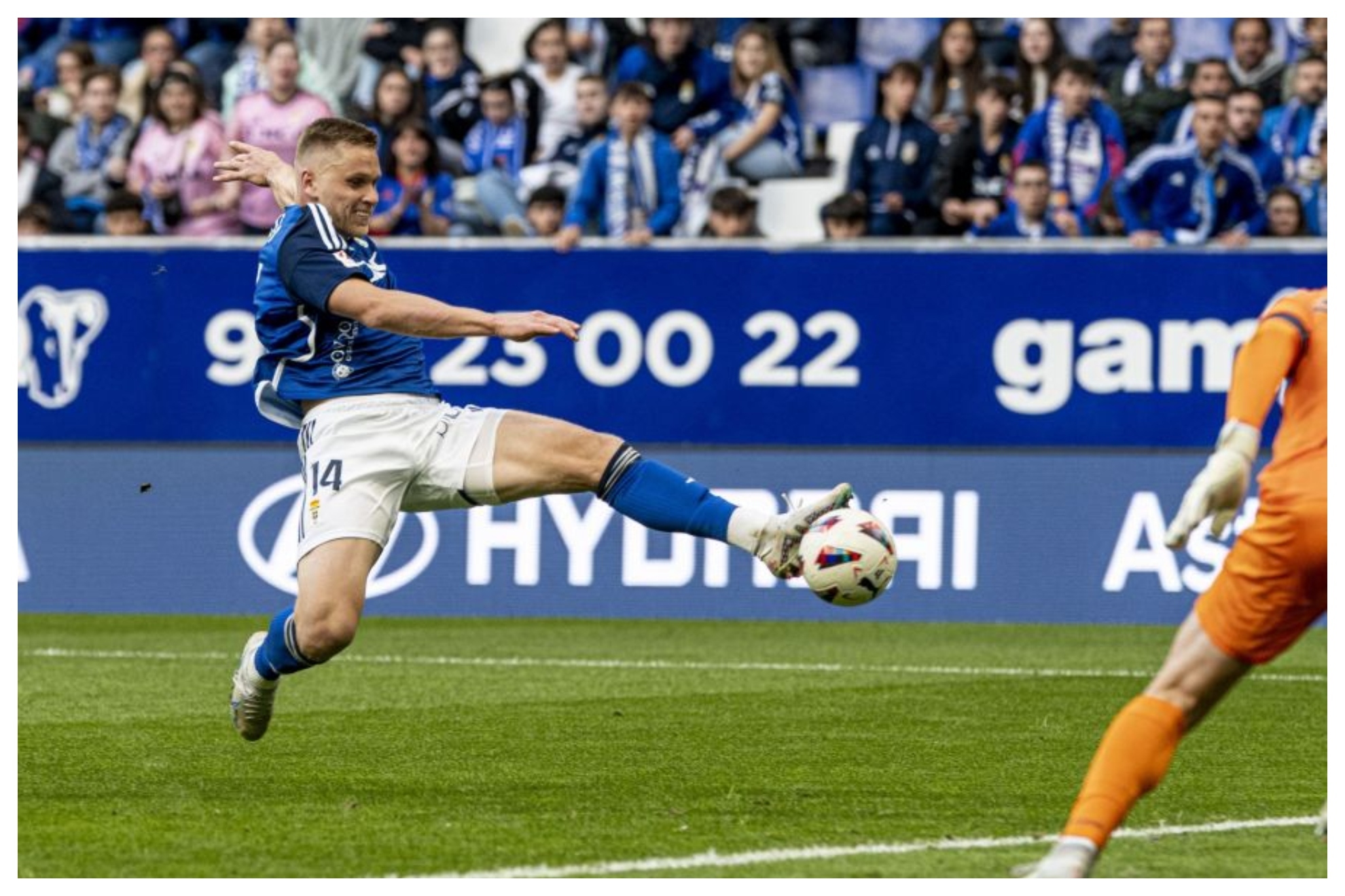 Alemao alarga su pierna para rematar con la planta el segundo gol del Oviedo