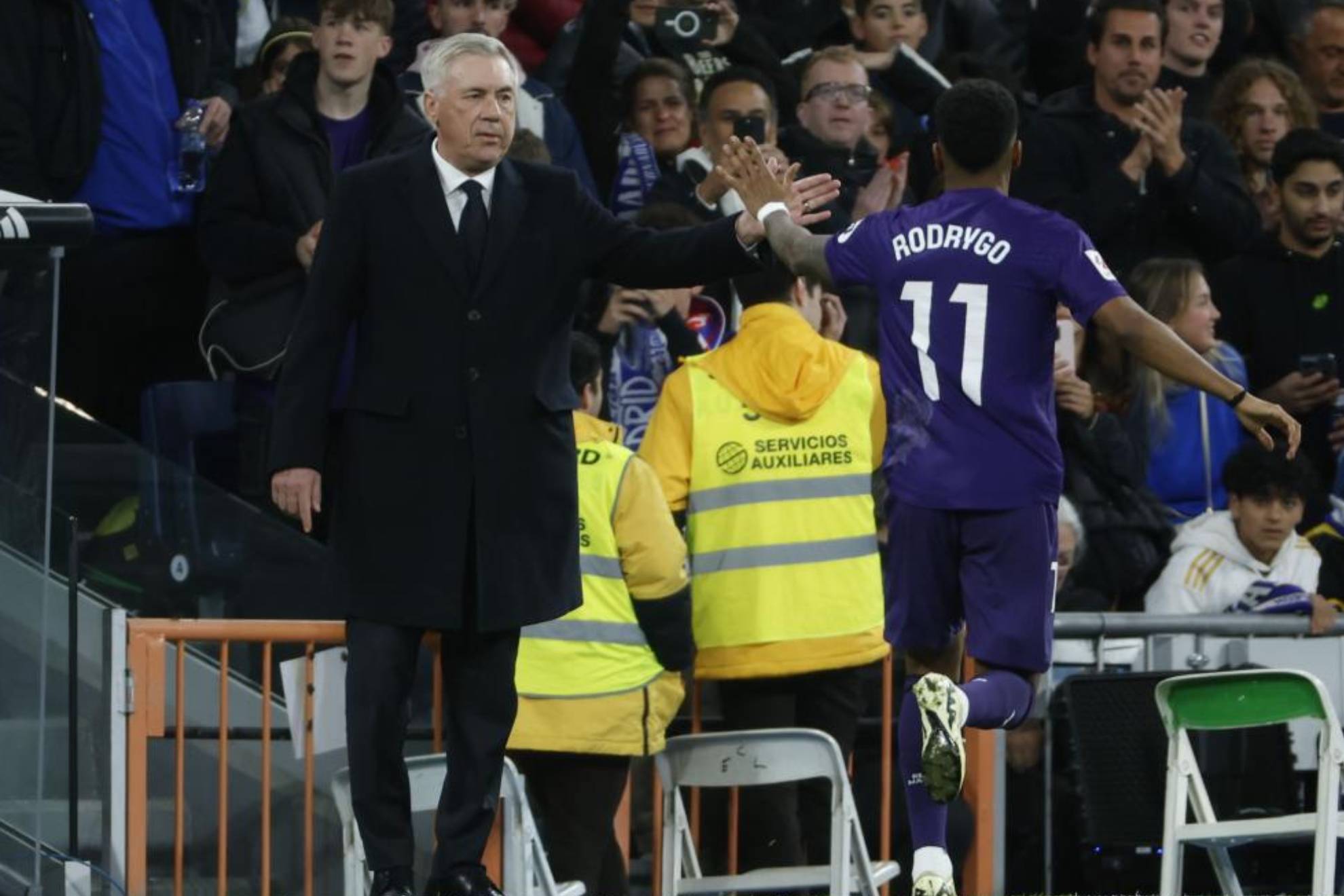 Rodrygo saluda a Ancelotti tras anotar el primer gol ante el Athletic.