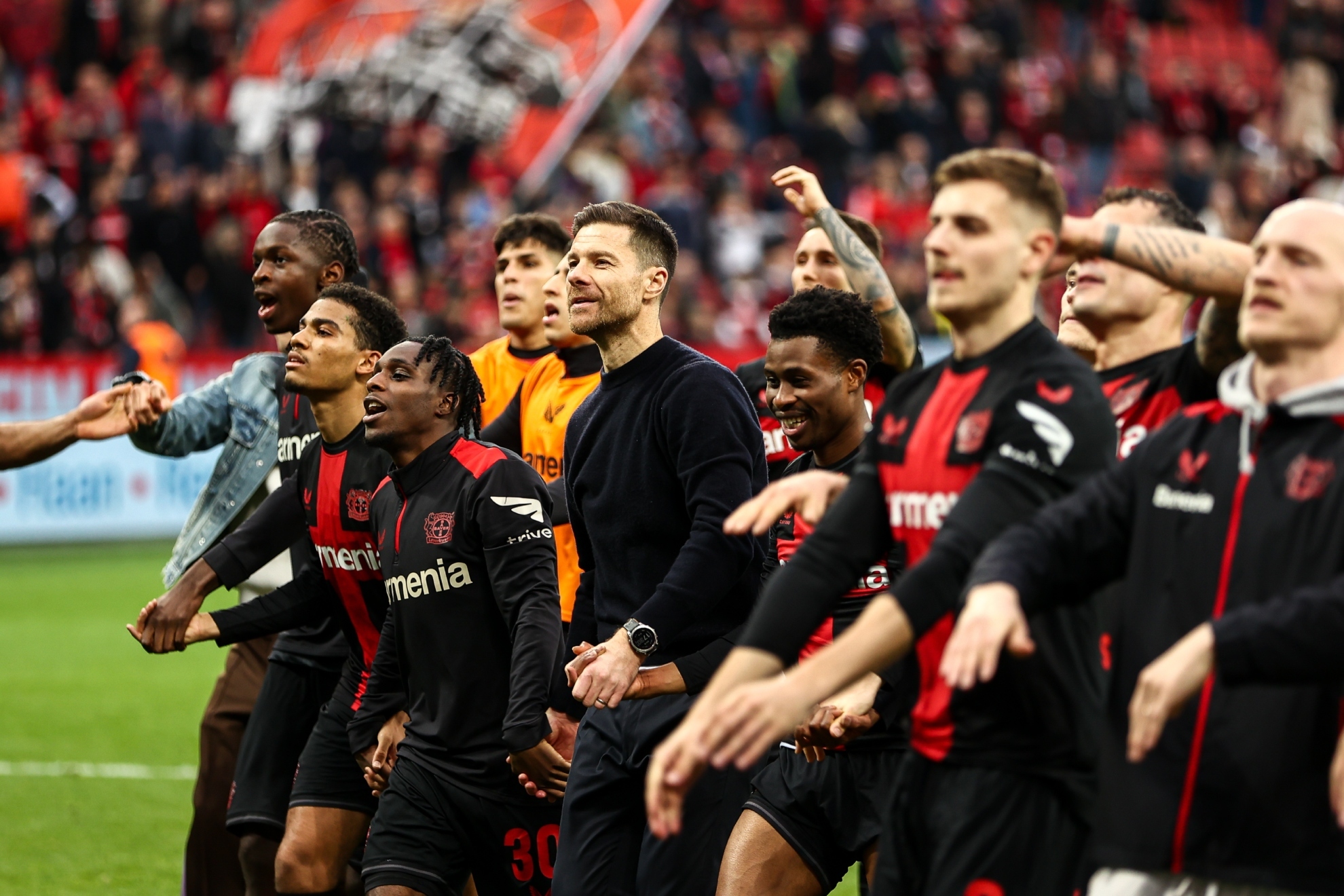 Los jugadores del Leverkusen, con Xabi Alonso a la cabeza, celebran la remontada ante el Hoffenheim.