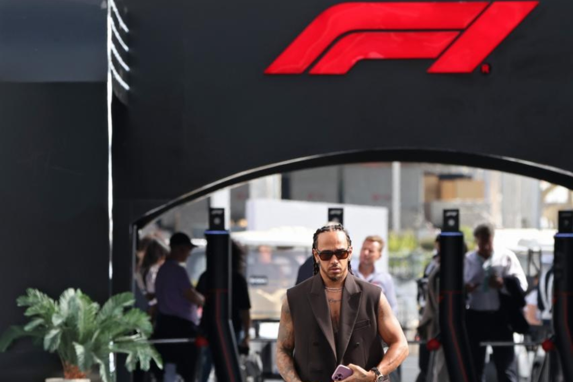 Lewis Hamilton, a su llegada a un circuito este 2024.