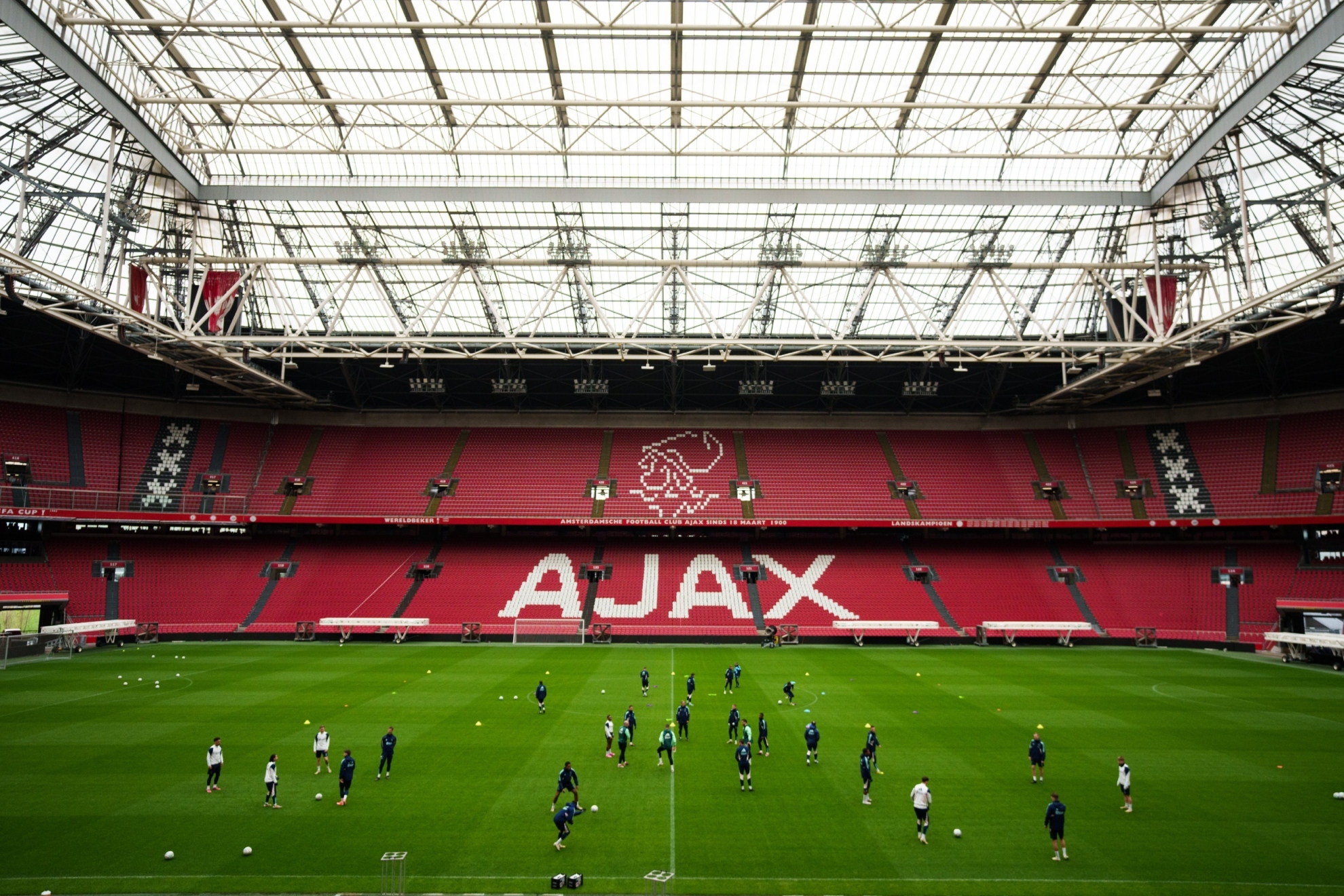 El Ajax, inmerso en el caos, despide a su director ejecutivo acusado de un delito penal: Estamos consternados