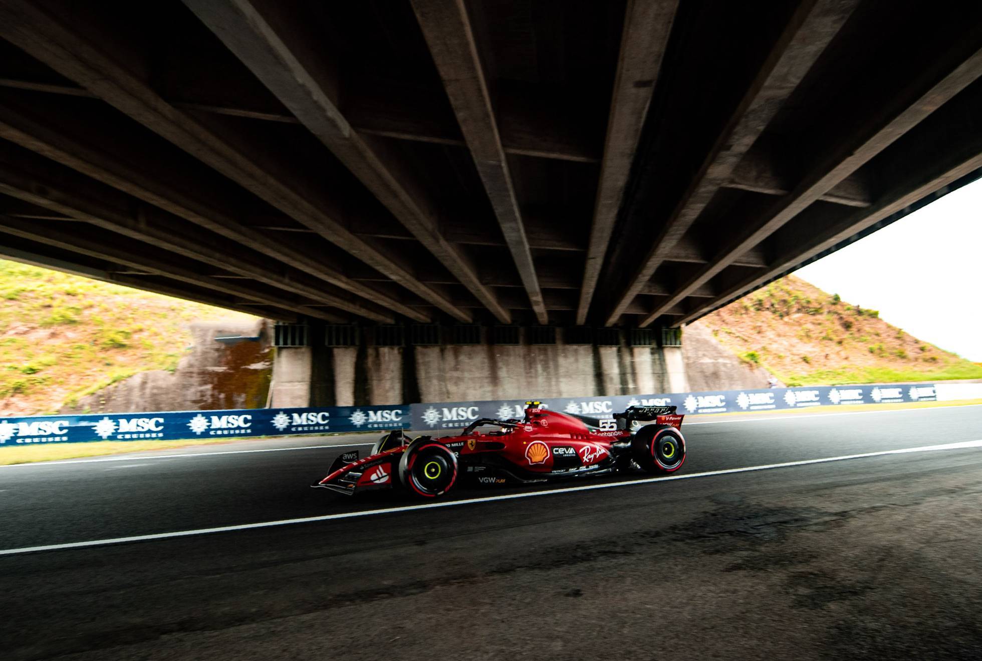 Carlos Sainz, con el Ferrari, bajo el puente de Suzuka en el GP de Japn de 2023.