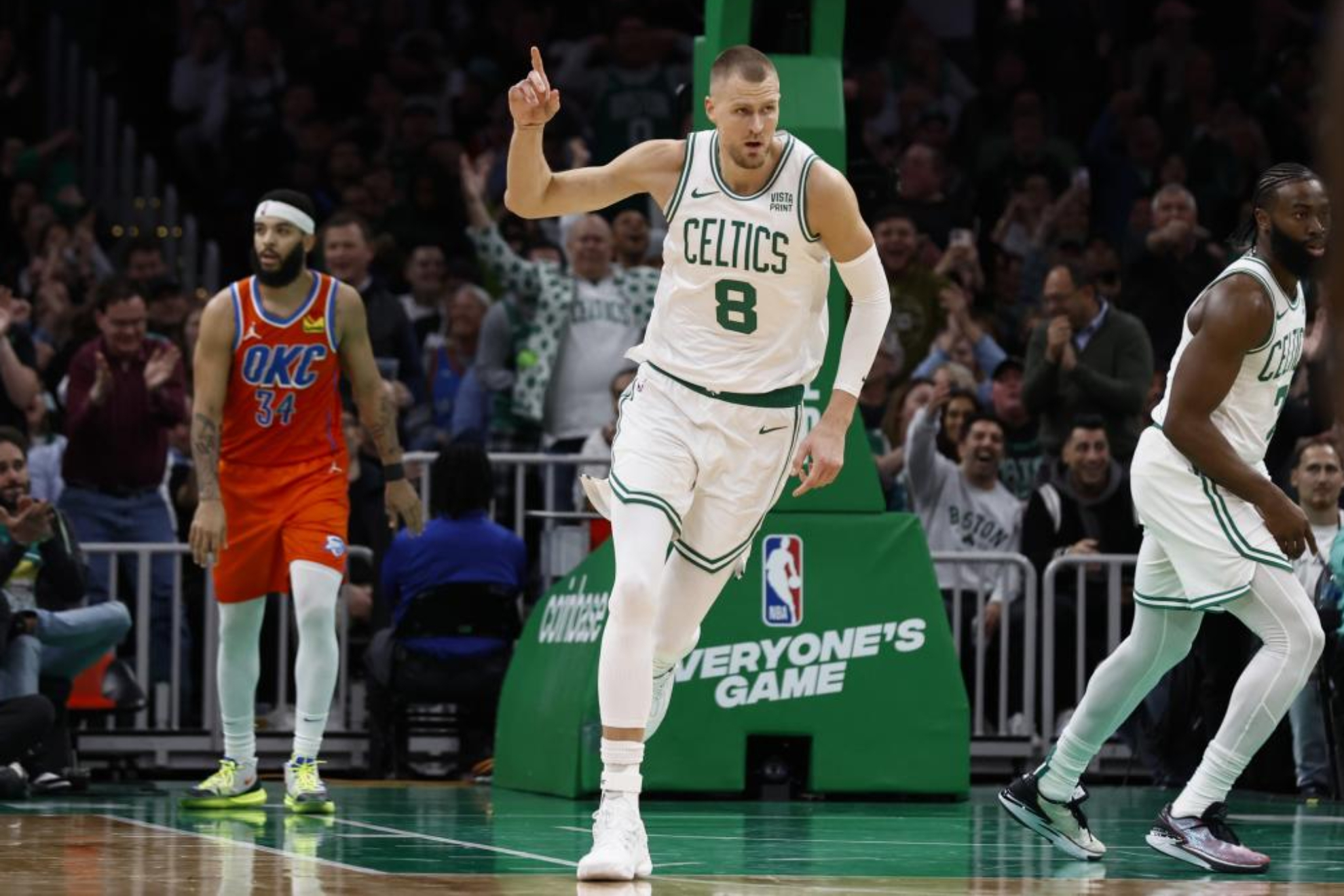 Kristaps Porzingis celebra una jugada de los Celtics.