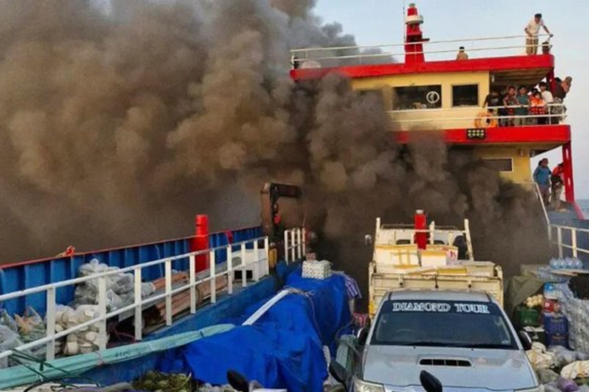Un incendio en un ferry en Tailandia obliga a ms de 100 personas a saltar al mar