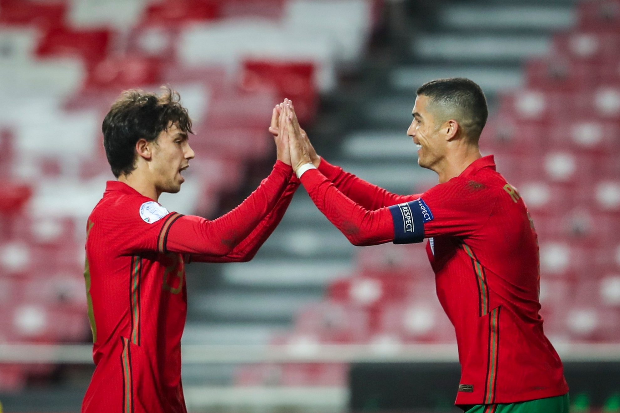 Joao F�lix celebra un gol con Cristiano.
