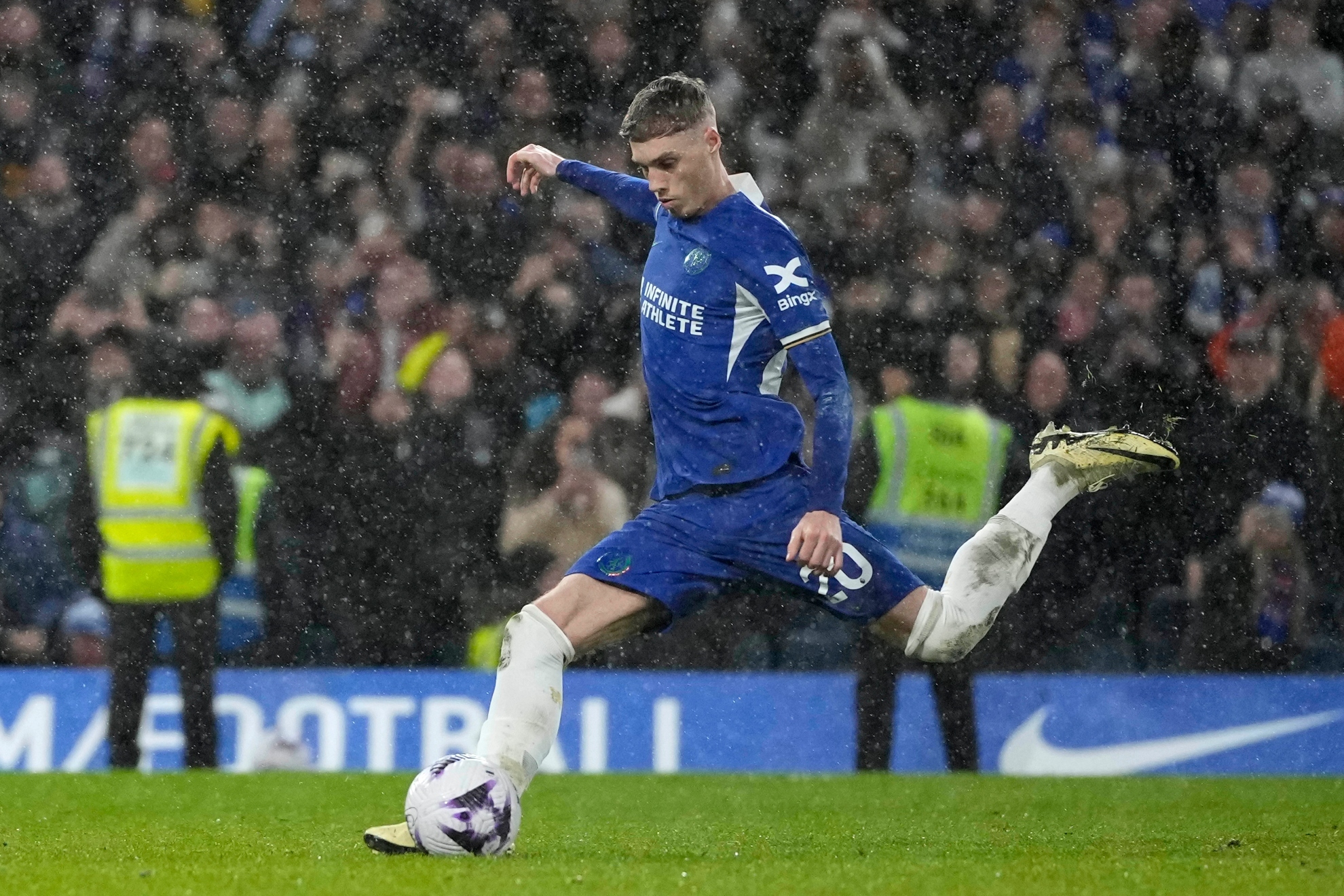 Chelseas Cole Palmer scores his sides third goal during the English Premier League soccer match between Chelsea and Manchester United