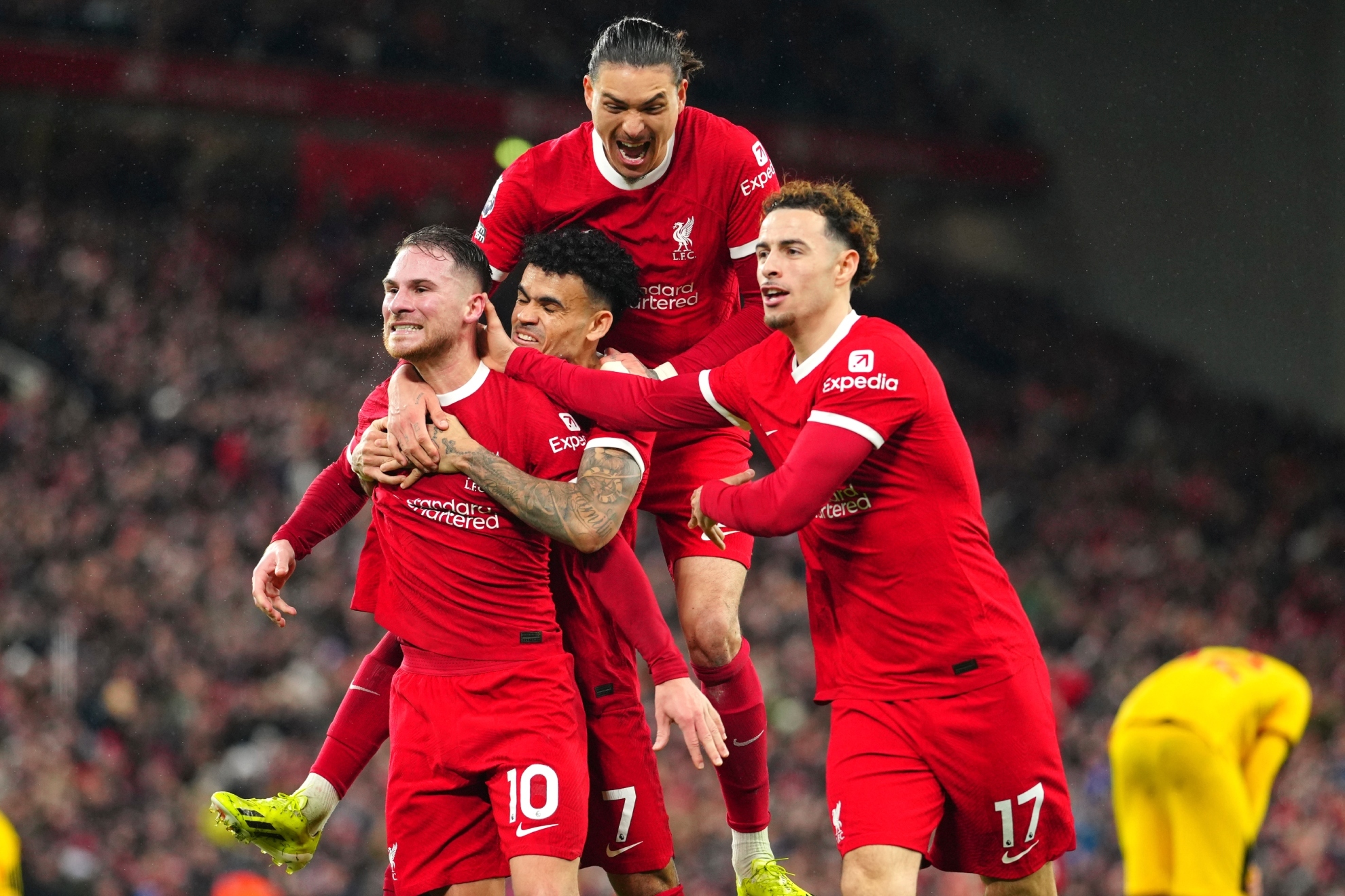 Los jugadores del Liverpool celebran con rabia el golazo de Alexis Mac Allister.