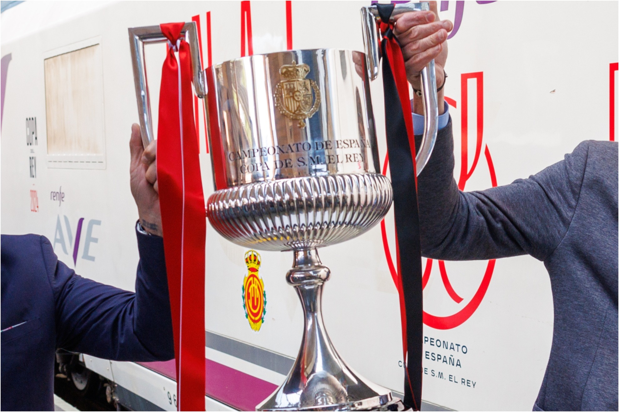 La Copa del Rey, a su llegada a Sevilla.