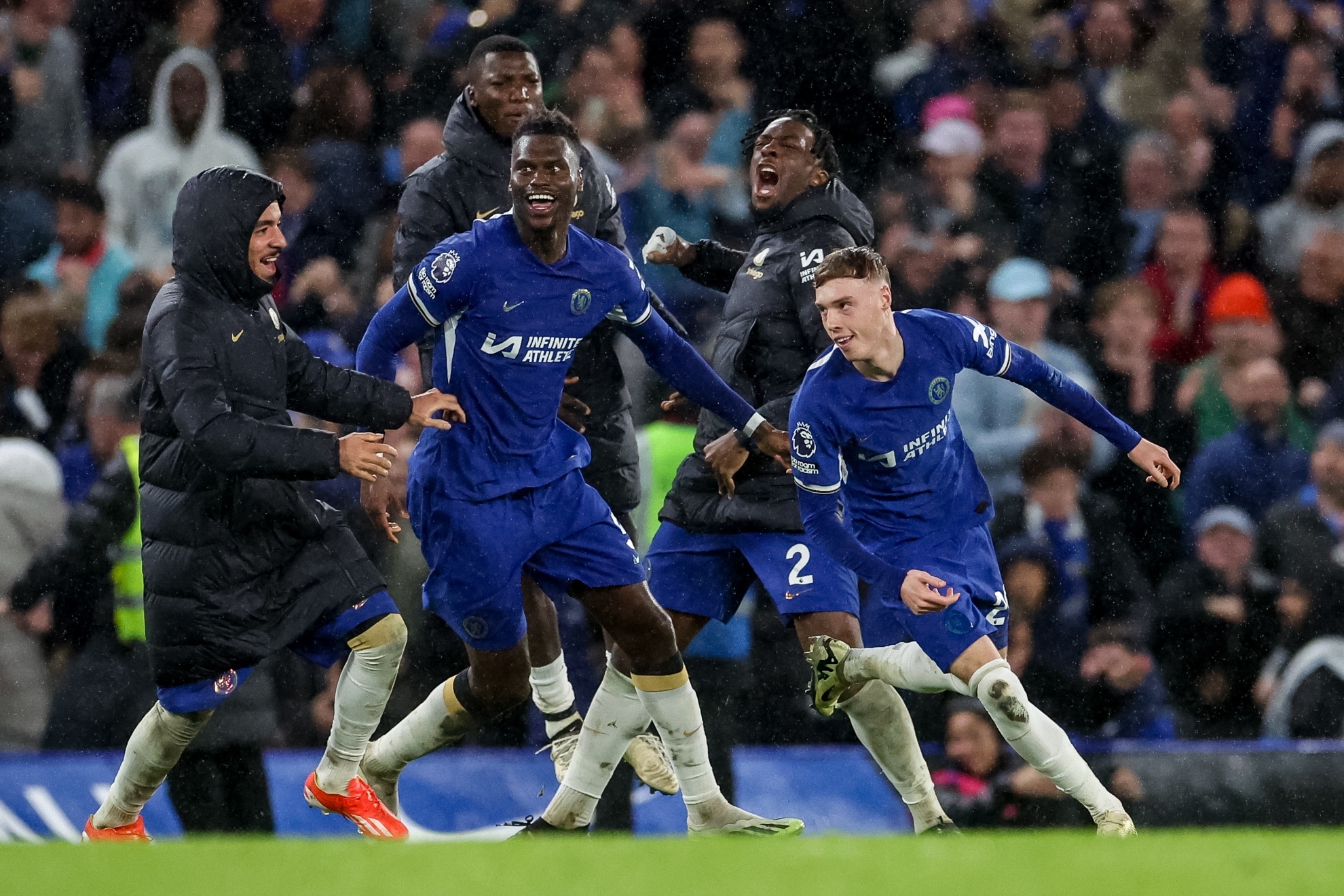 Los jugadores del Chelsea corren como locos a abrazar a Cole Palmer tras el gol de la victoria.