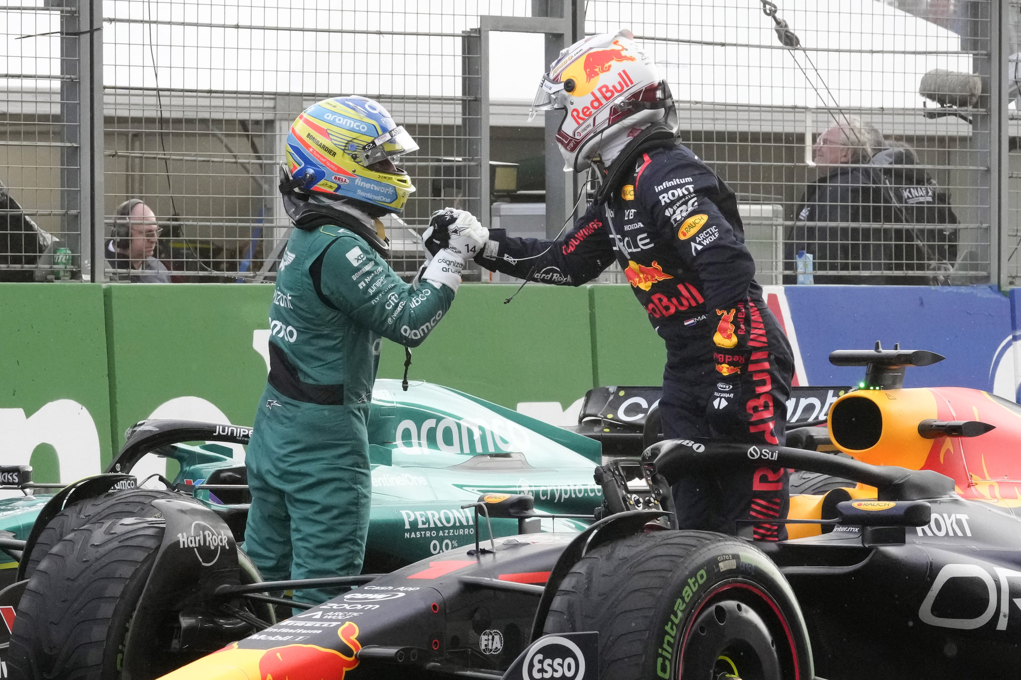 Verstappen y Alonso se saludan tras el Gran Premio de Holanda de la pasada temporada