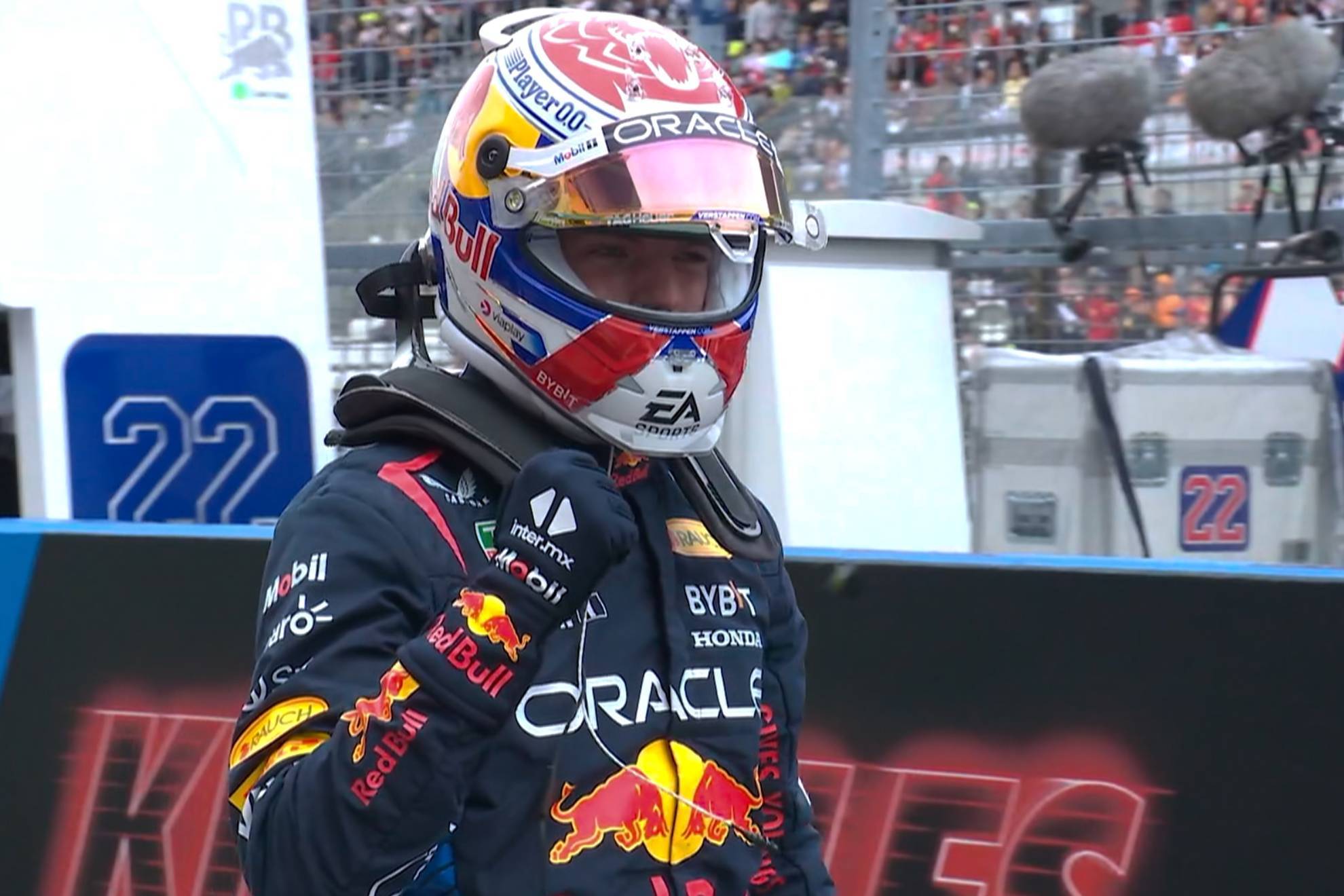 Verstappen celebra la cuarta pole en 2024, en el JP de Japn.