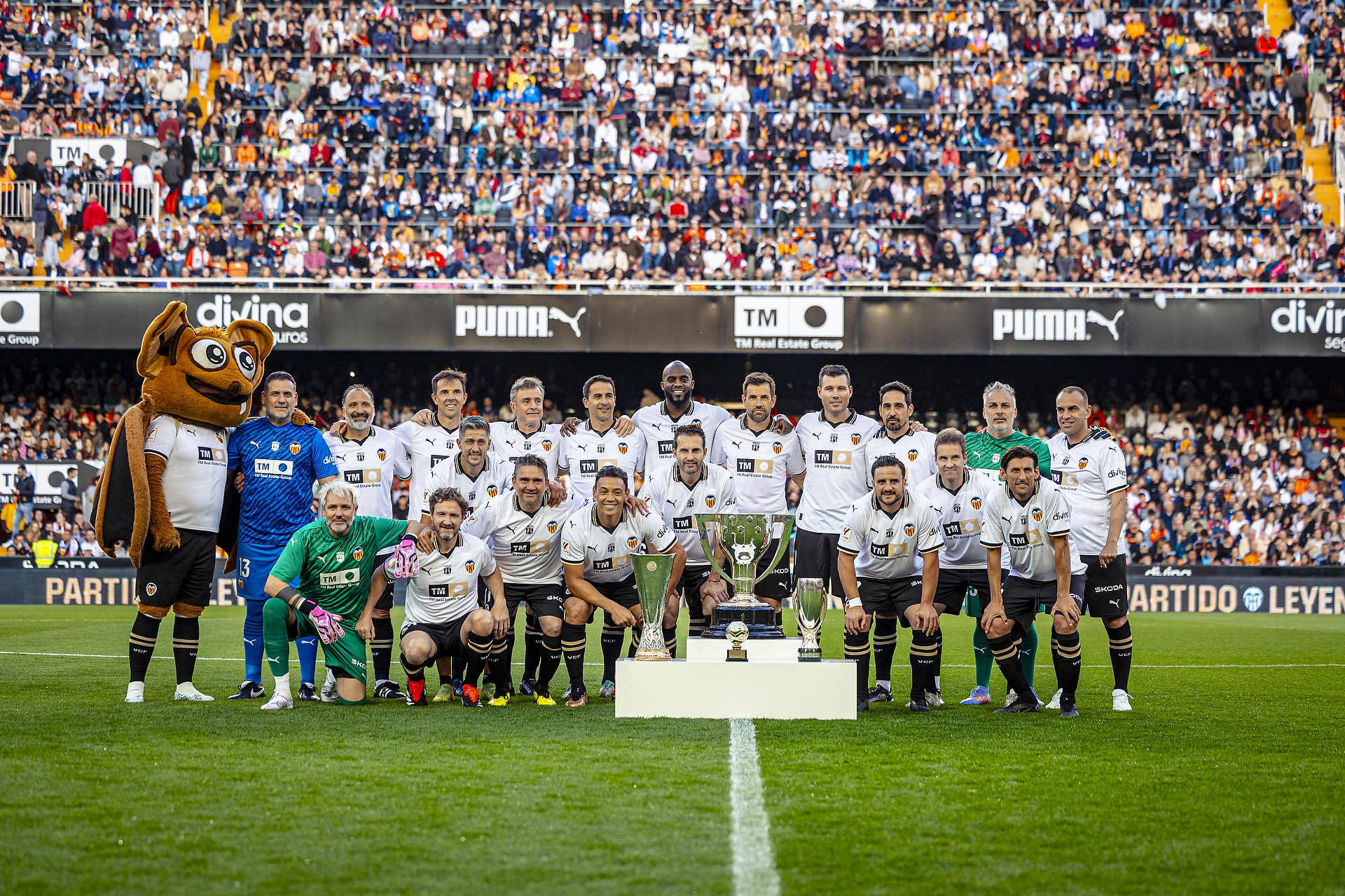 Imagen de todos los integrantes, presentes en el partido, del que fue denominado el mejor equipo del mundo por la FIFA en 2004