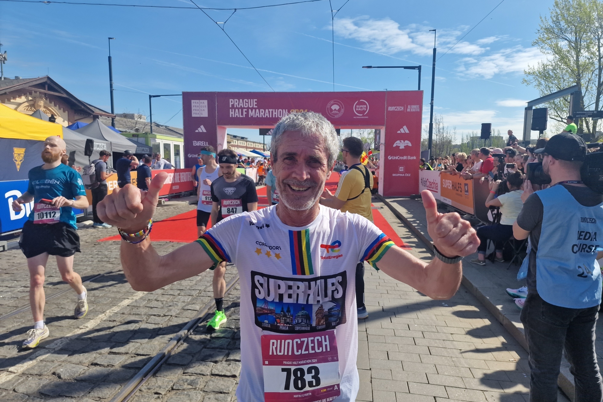 Martn Fiz sonre tras ganar en su categora el medio maratn de Praga.