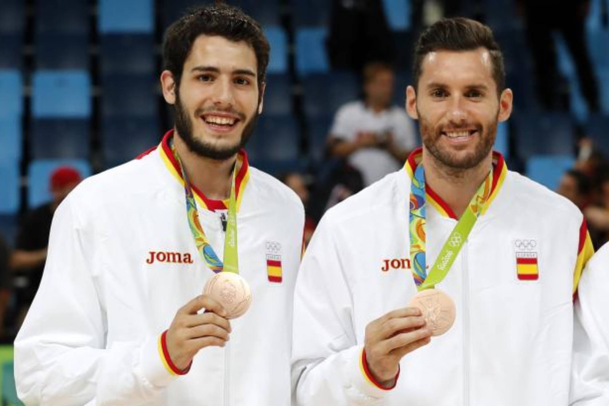 Abrines y Rudy posan con la medalla de bronce que conquistaron con Espa�a en los Juegos de R�o 2016.