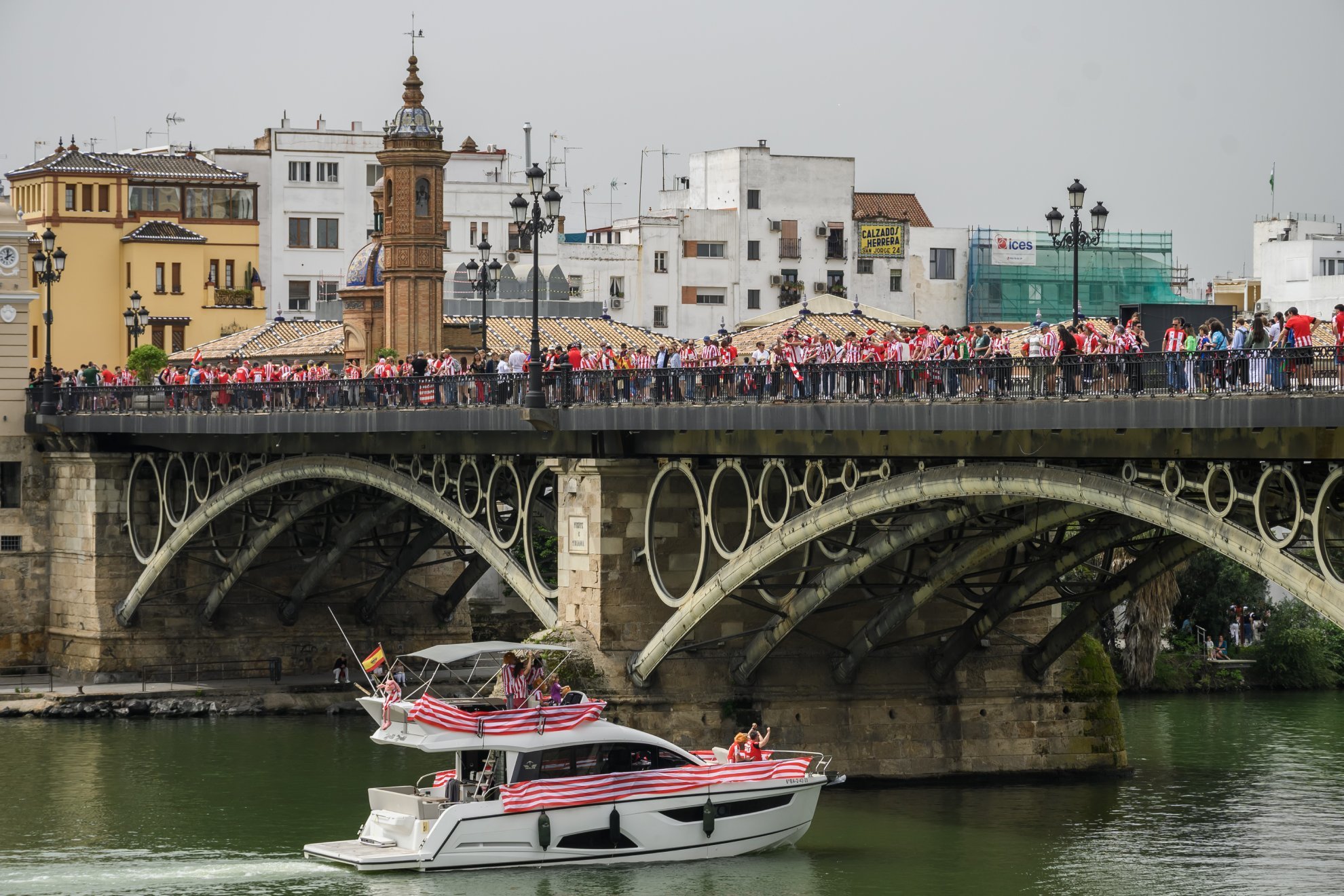 Puente de Triana (Sevilla) repleto de aficionados del Athletic.