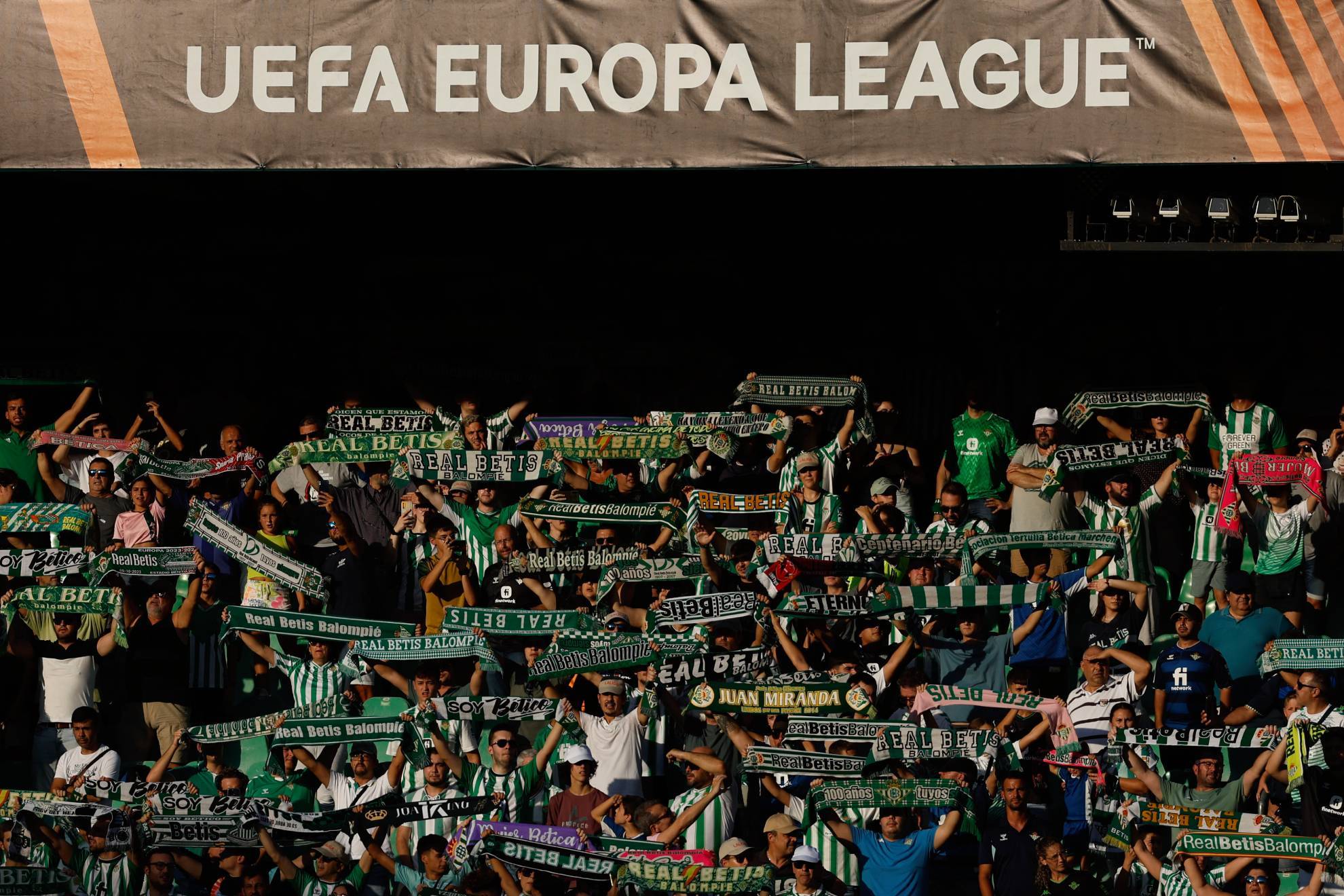La aficin del Real Betis en un partido de Europa League en el Villamarn.