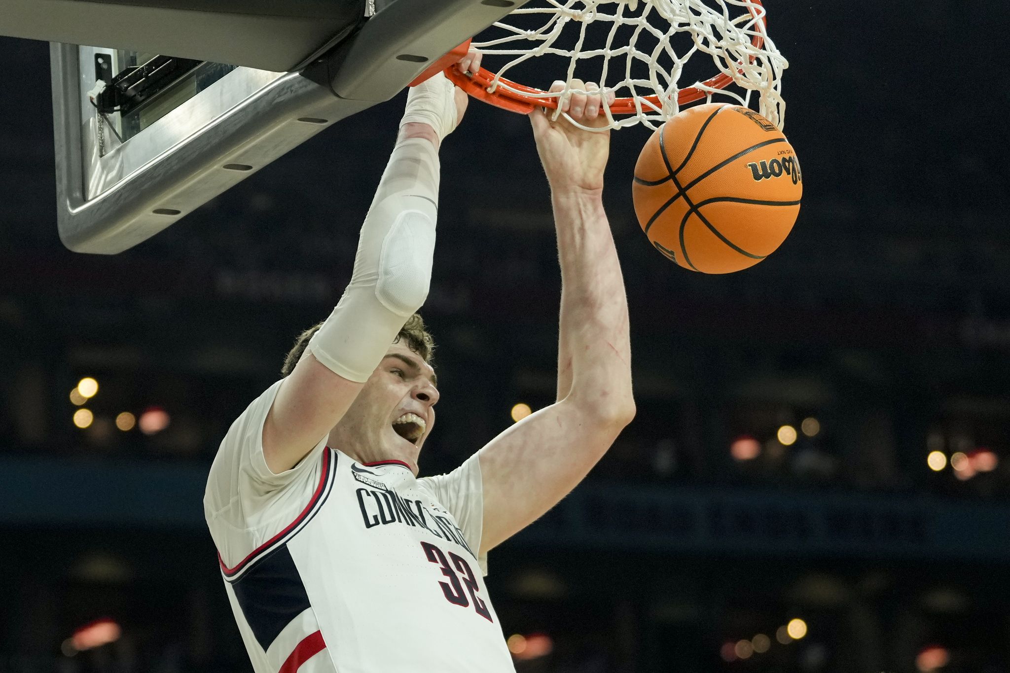 lt;HIT gt;UConn lt;/HIT gt; center Donovan Clingan (32) dunks against Alabama during the second half of the NCAA college basketball game at the Final Four, Saturday, April 6, 2024, in Glendale, Ariz. (AP Photo/David J. Phillip)