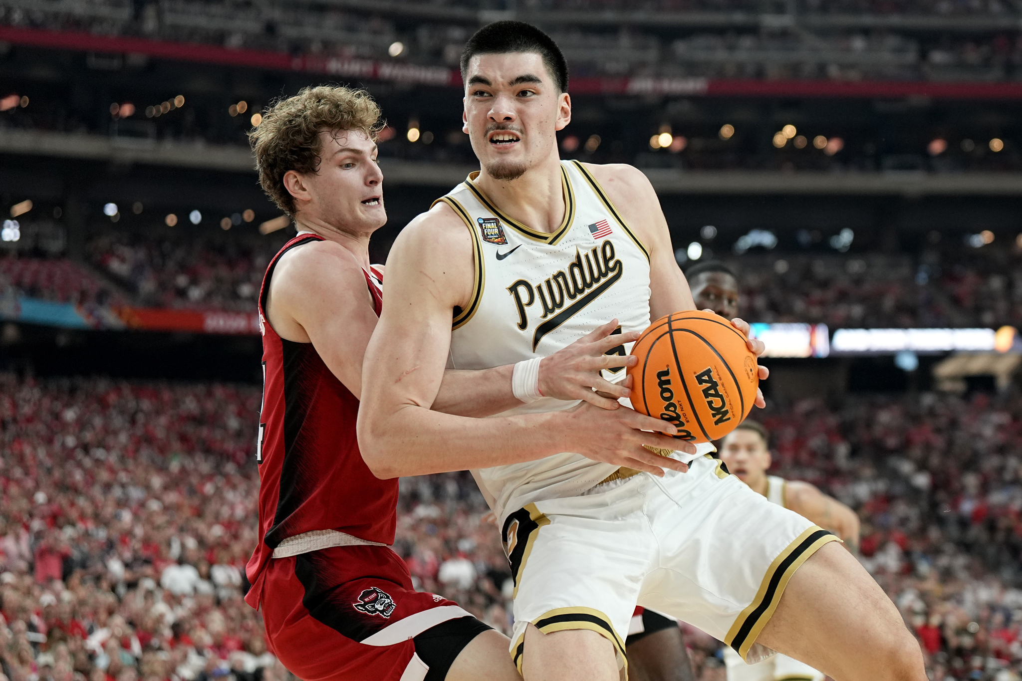 lt;HIT gt;Purdue lt;/HIT gt; center Zach Edey, right, backs down NC State forward Ben Middlebrooks during the second half of the NCAA college basketball game at the Final Four, Saturday, April 6, 2024, in Glendale, Ariz. (AP Photo/Brynn Anderson )