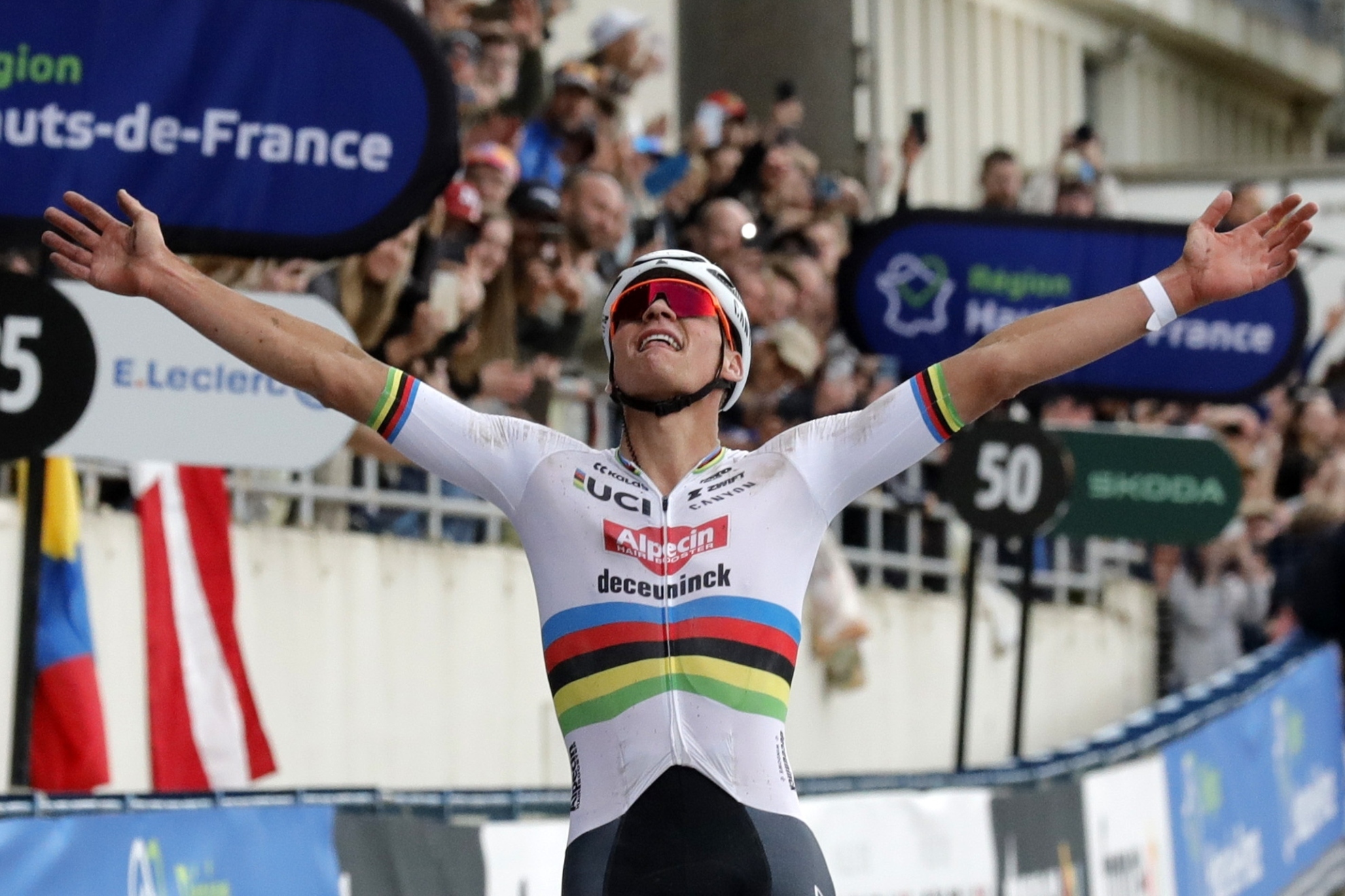 Van der Poel firma la gran obra de Alpecin ganando su segunda Pars-Roubaix