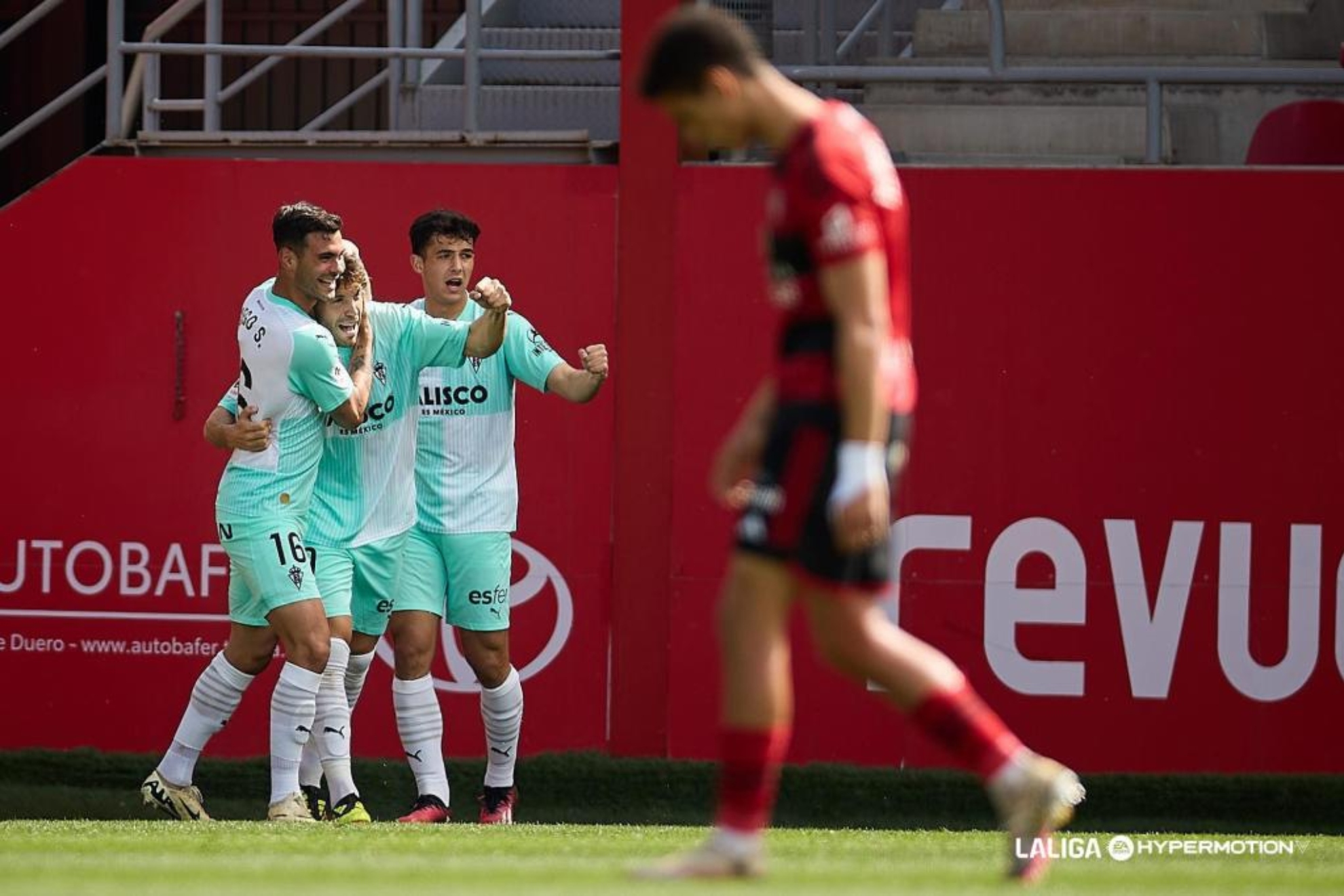 Los jugadores del Sporting abrazan al goleador Nacho Mndez ante la tristeza jabata.