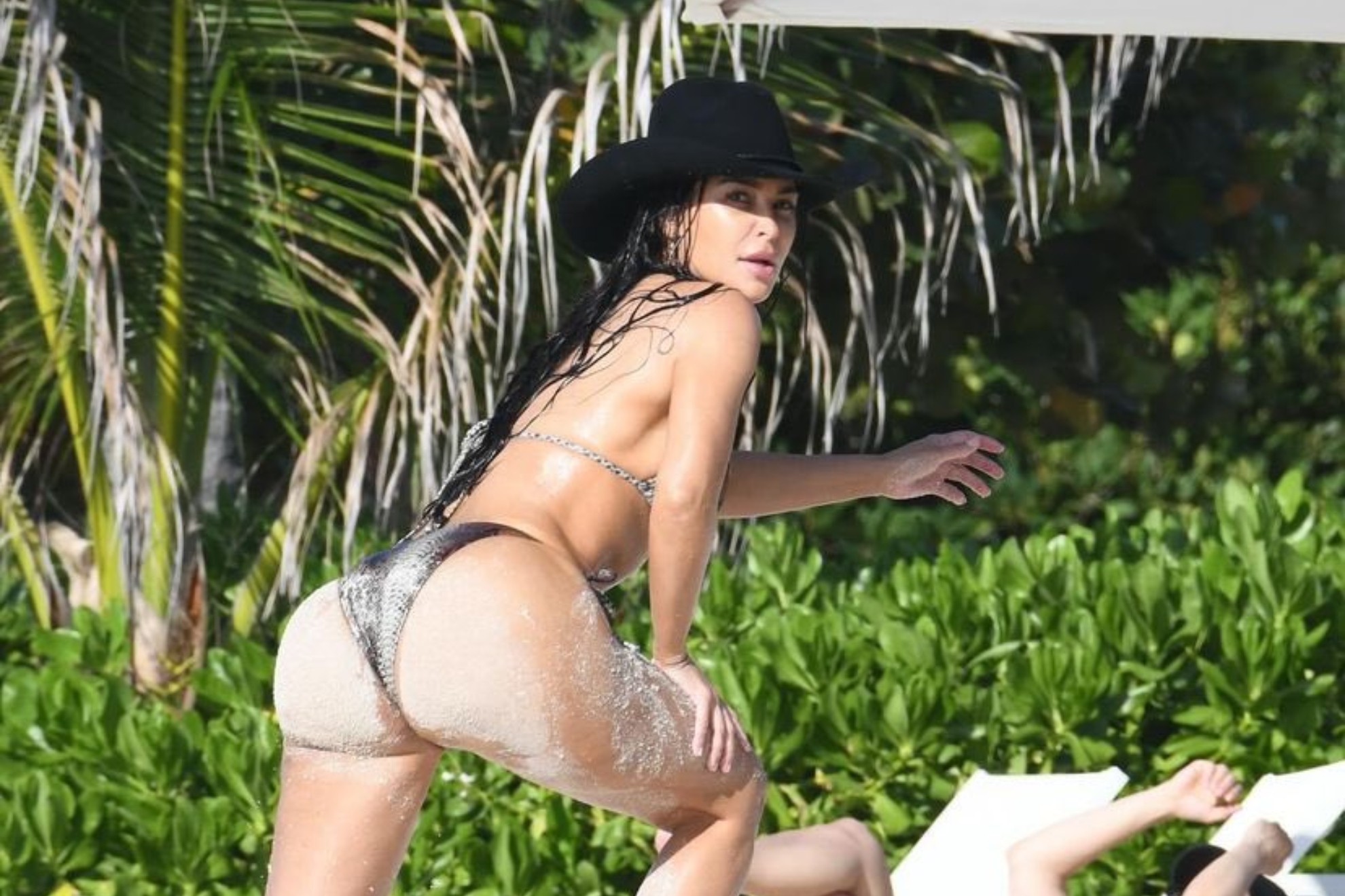 Kim, Kloh Kardashian invite fans to take a peek at their sensual vacation photos in Turks and Caicos