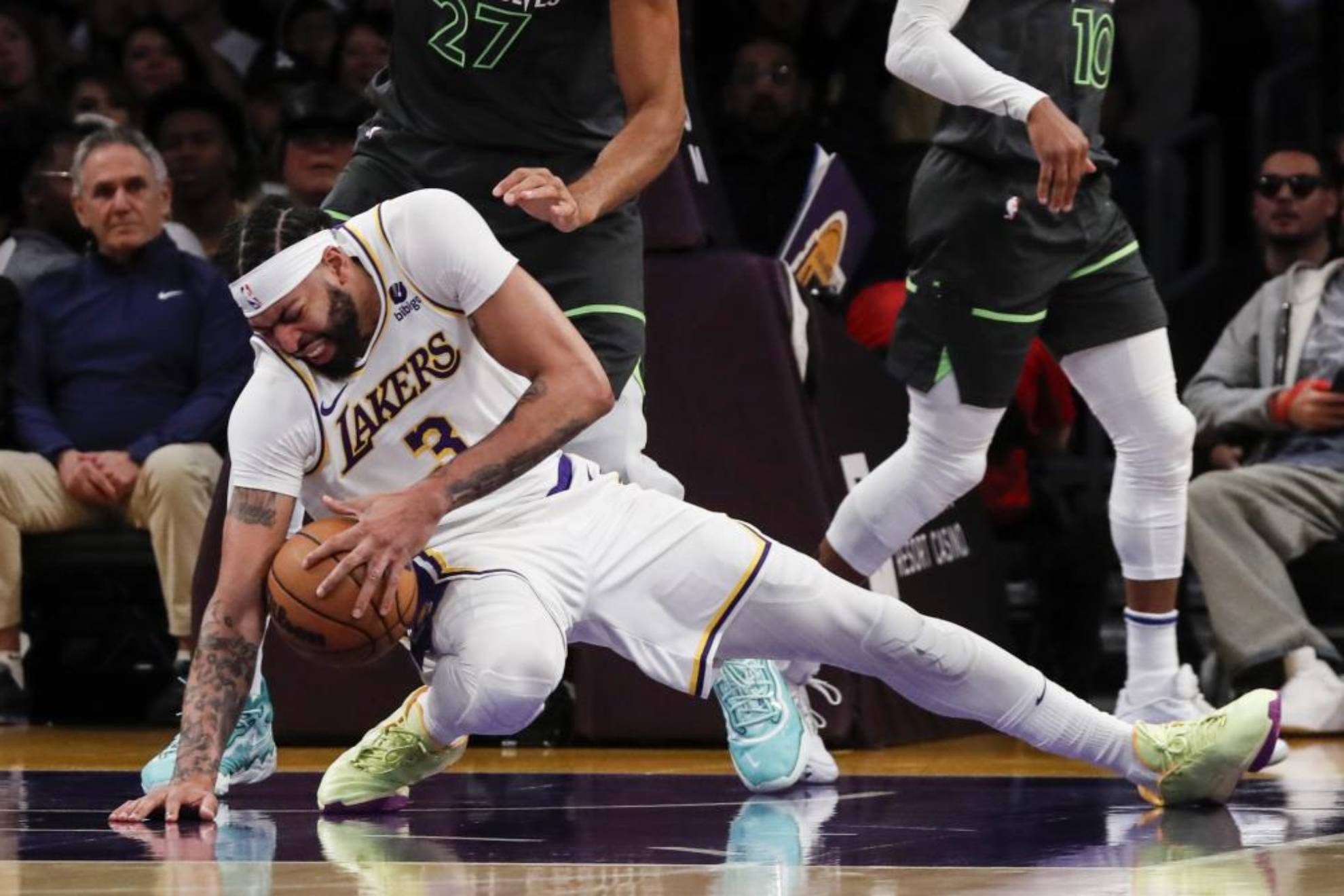Anthony Davis trata de salvar un baln para los Lakers.