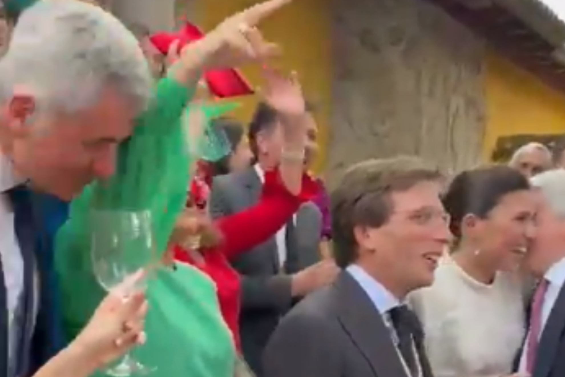 El momentazo viral de Almeida con Simeone, Cerezo y Gil Marn en su boda