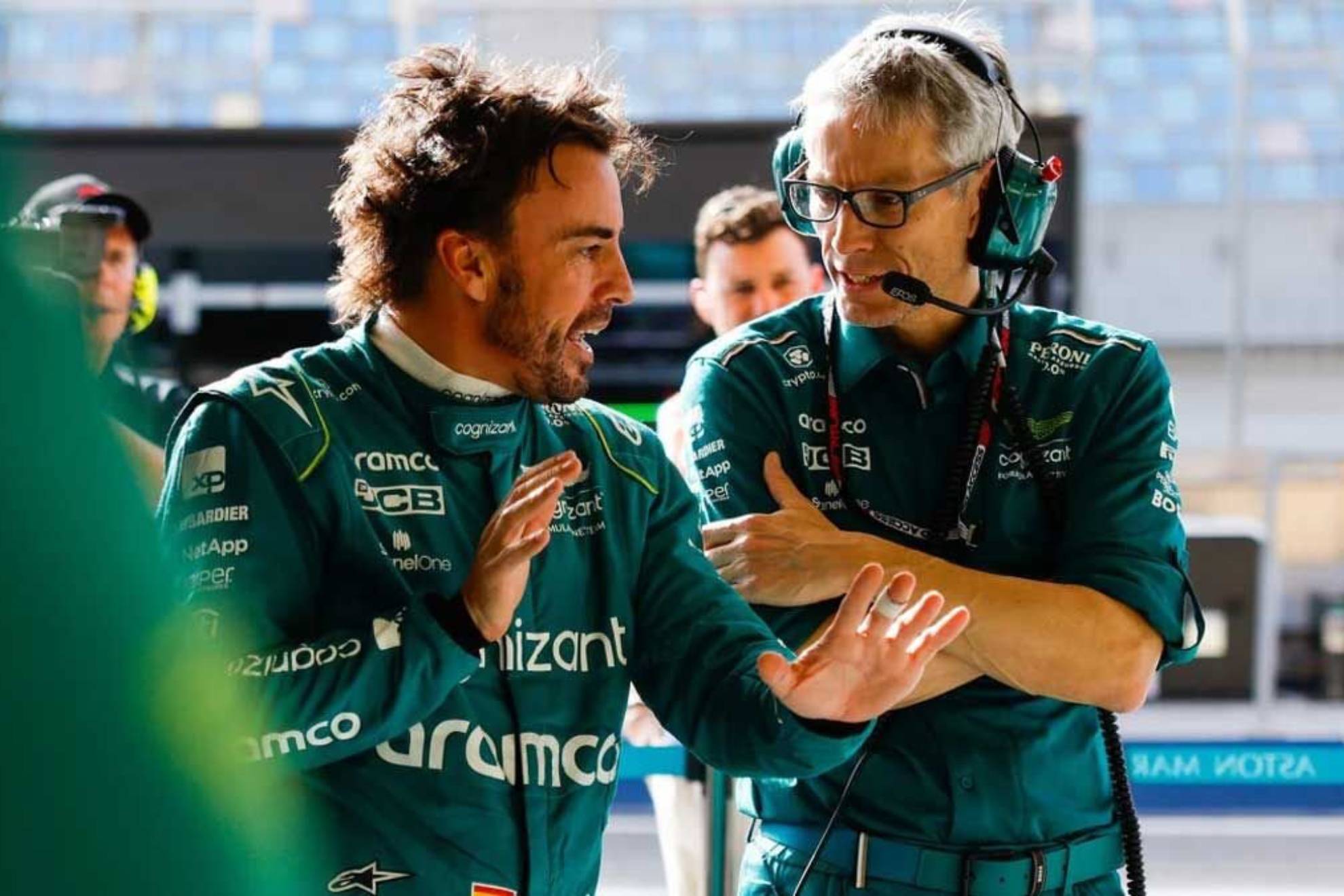 Mike Krack y Fernando Alonso, en un Gran Premio de F1