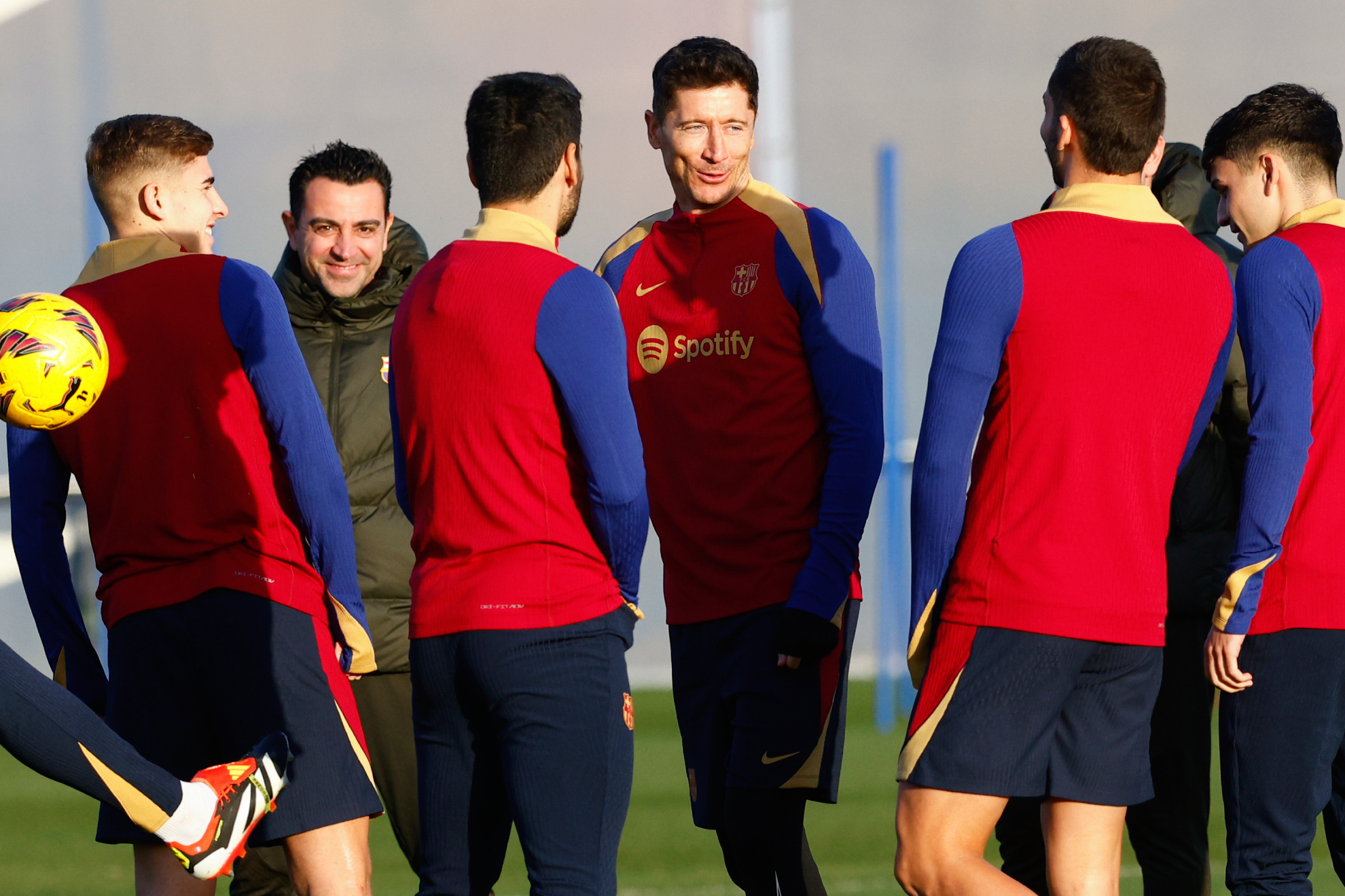 Xavi Hern�ndez y los futolistas del Barcelona, durante un entrenamiento de esta temporada.