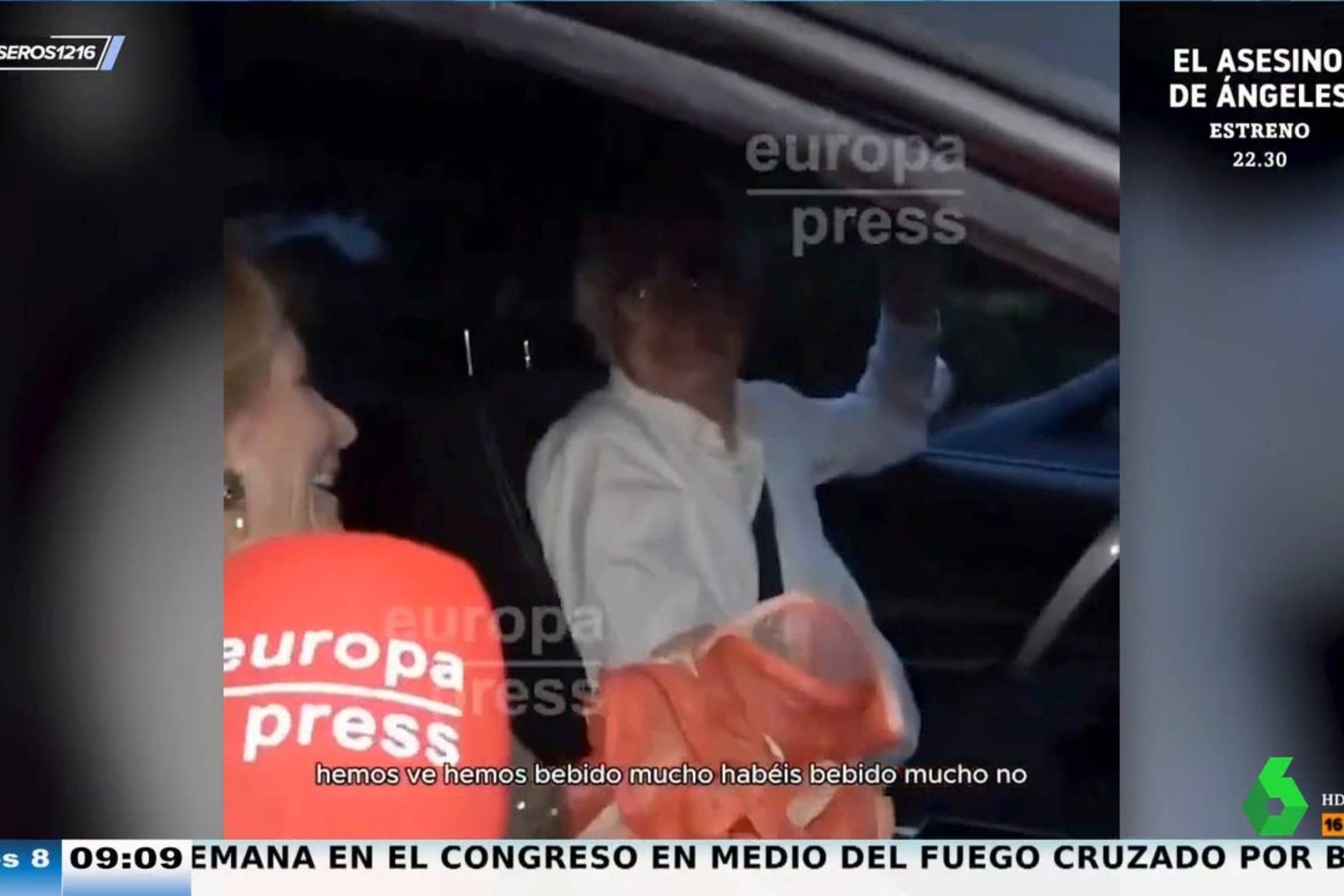 Esperanza Aguirre, saliendo con su marido de la boda de Almeida.