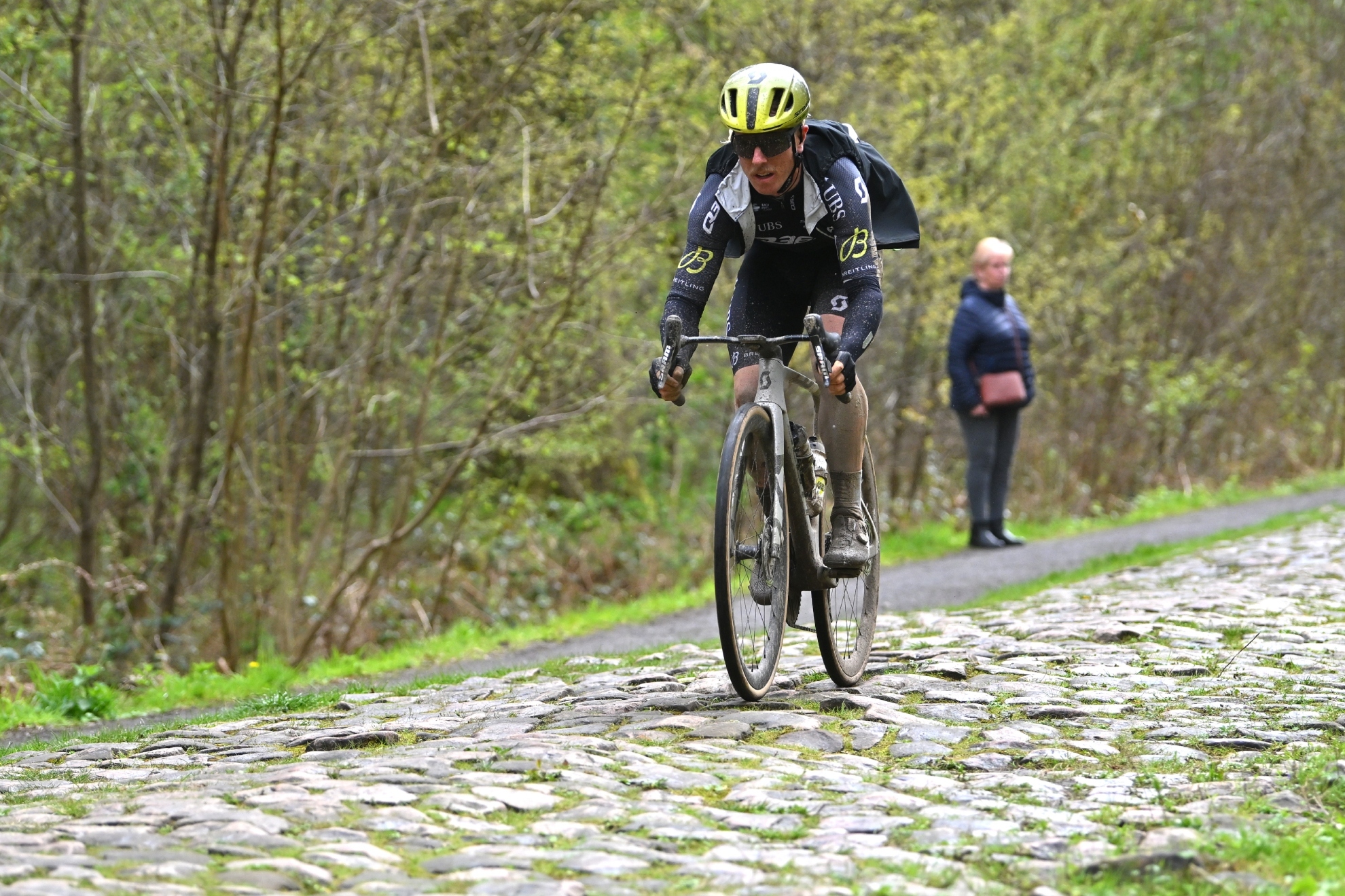 El drama del ltimo en la Pars-Roubaix a 48 minutos de Van der Poel: Son los Juegos del Hambre