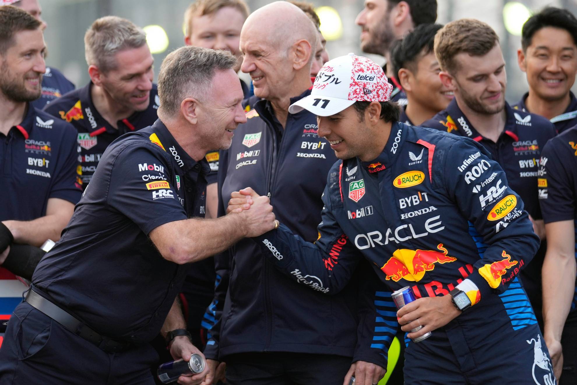 Checo Prez y Christian Horner celebran el doblete de Red Bull en Japn