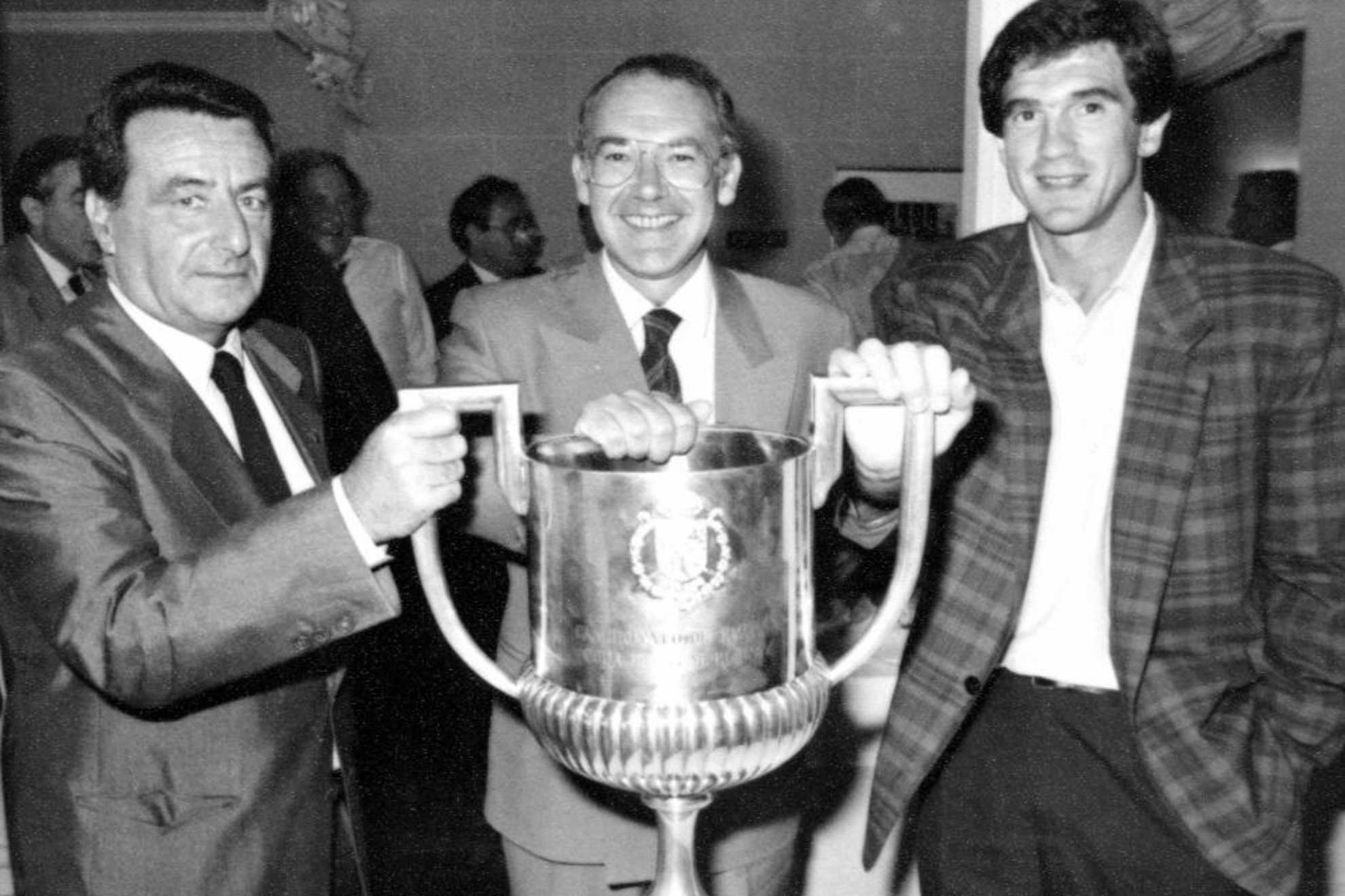 Jos Antonio Ardanza, junto a Iaki Alkiza y Luis Miguel Arconada con la Copa del Rey 86-87
