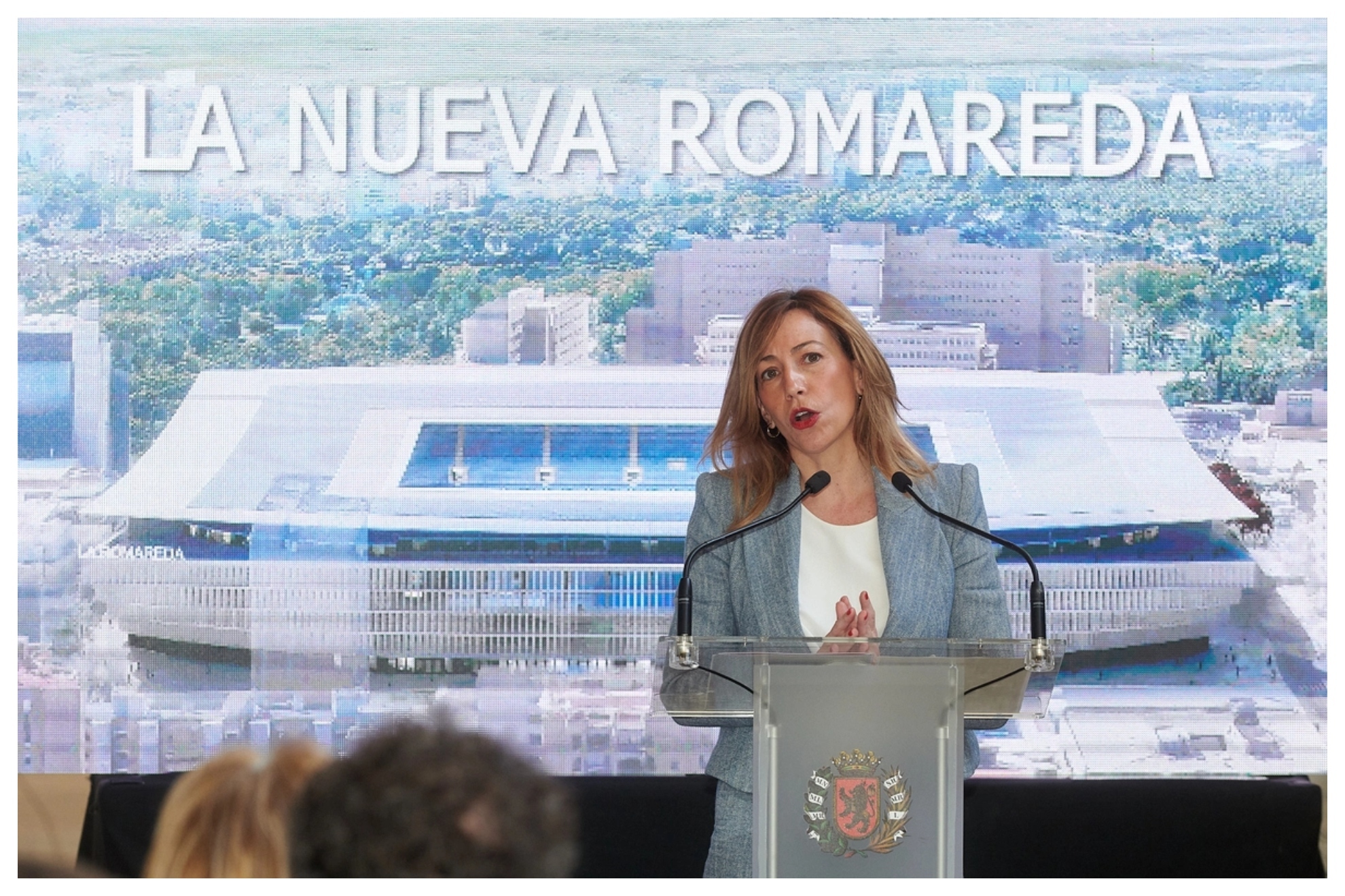 Natalia Chueca, alcaldesa de Zaragoza, delante de la imagen del proyecto de la nueva Romareda