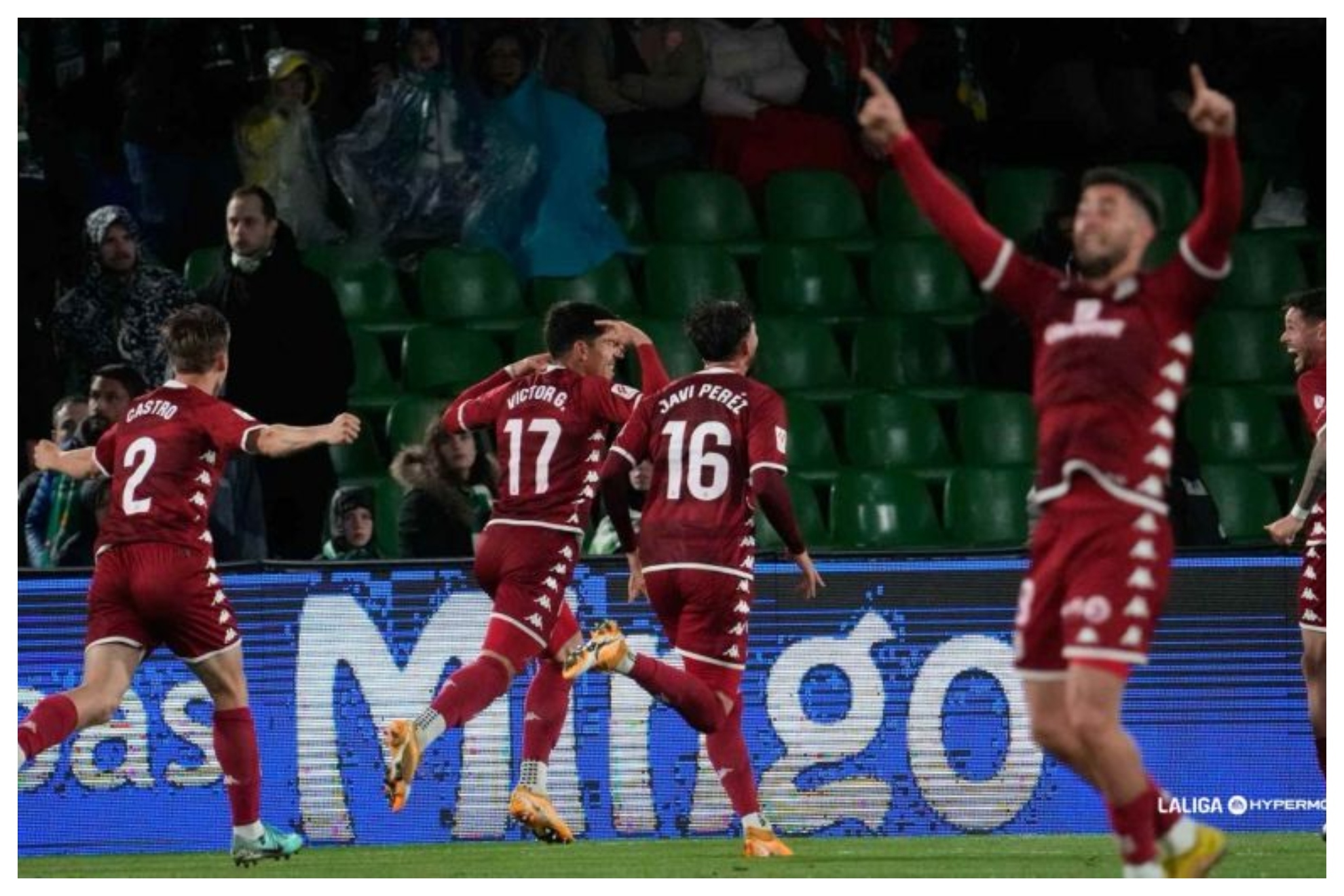 V�ctor Garc�a y sus compa�eros celebran el gol del triunfo en El Sardinero