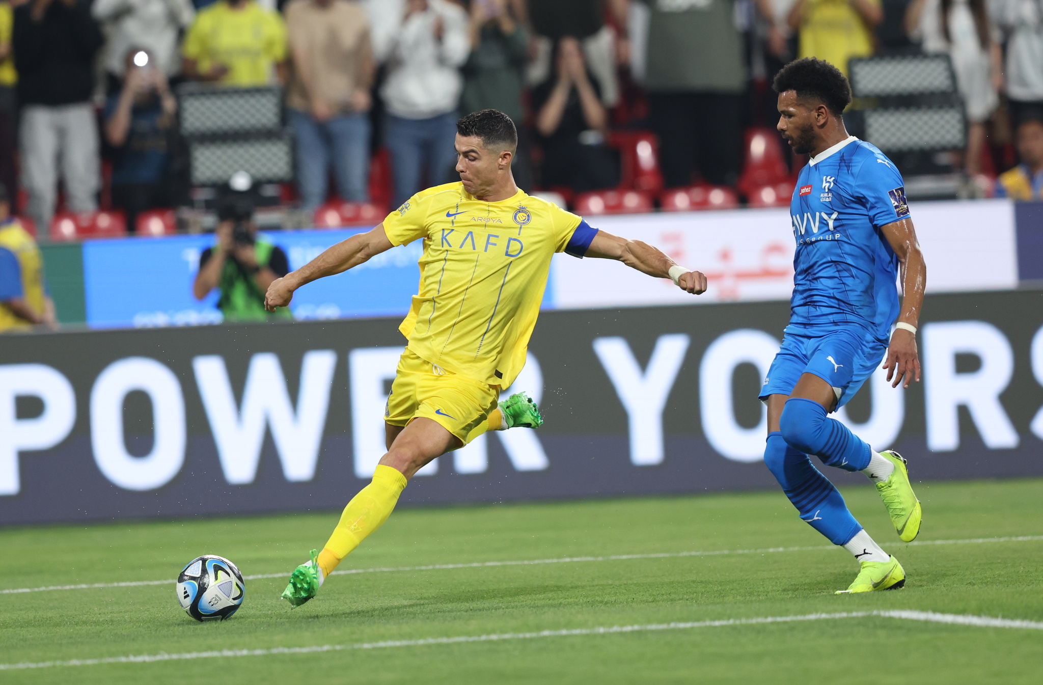 Cristiano Ronaldo prueba un disparo en el partido contra Al-Hilal