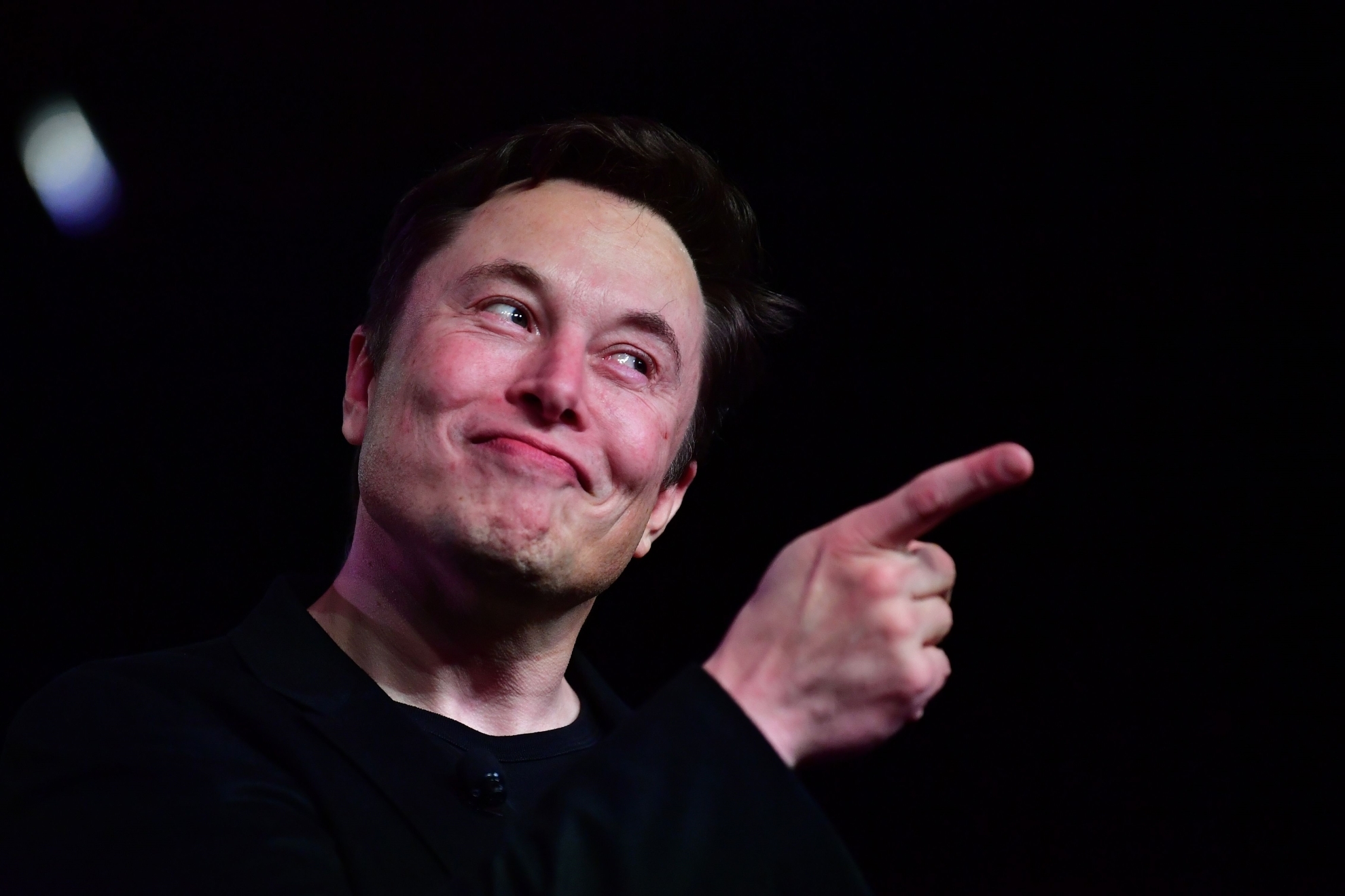 Elon Musk seala con el dedo