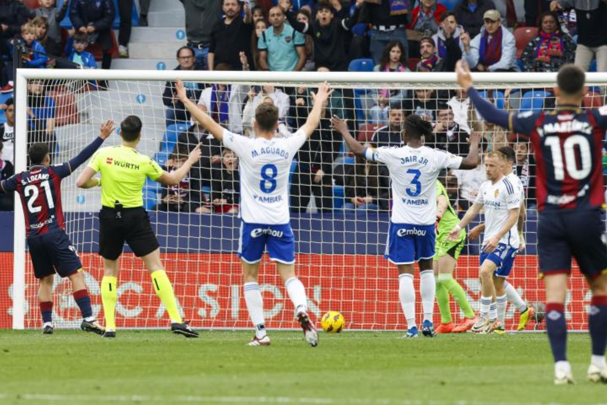 Los jugadores del Zaragoza se lamentan tras un gol del Levante.