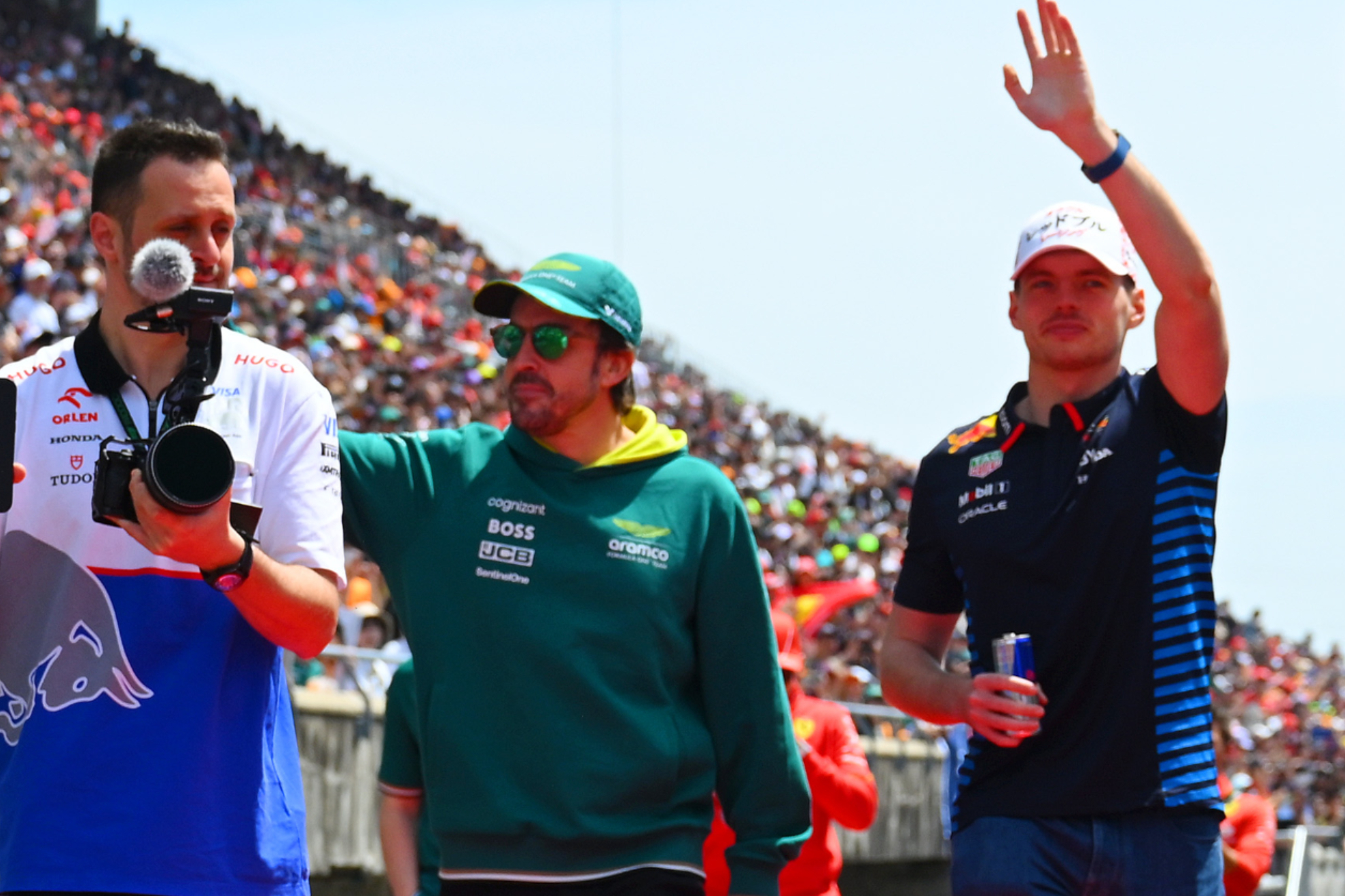 Verstappen y Alonso, saludando durante el GP de Jap�n.
