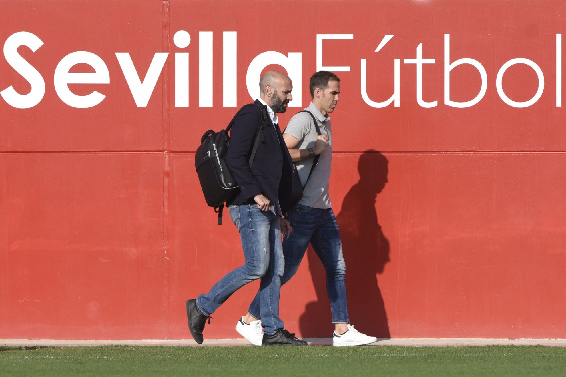 Monchi y Fernando Navarro, en la Ciudad deportiva del Sevilla.